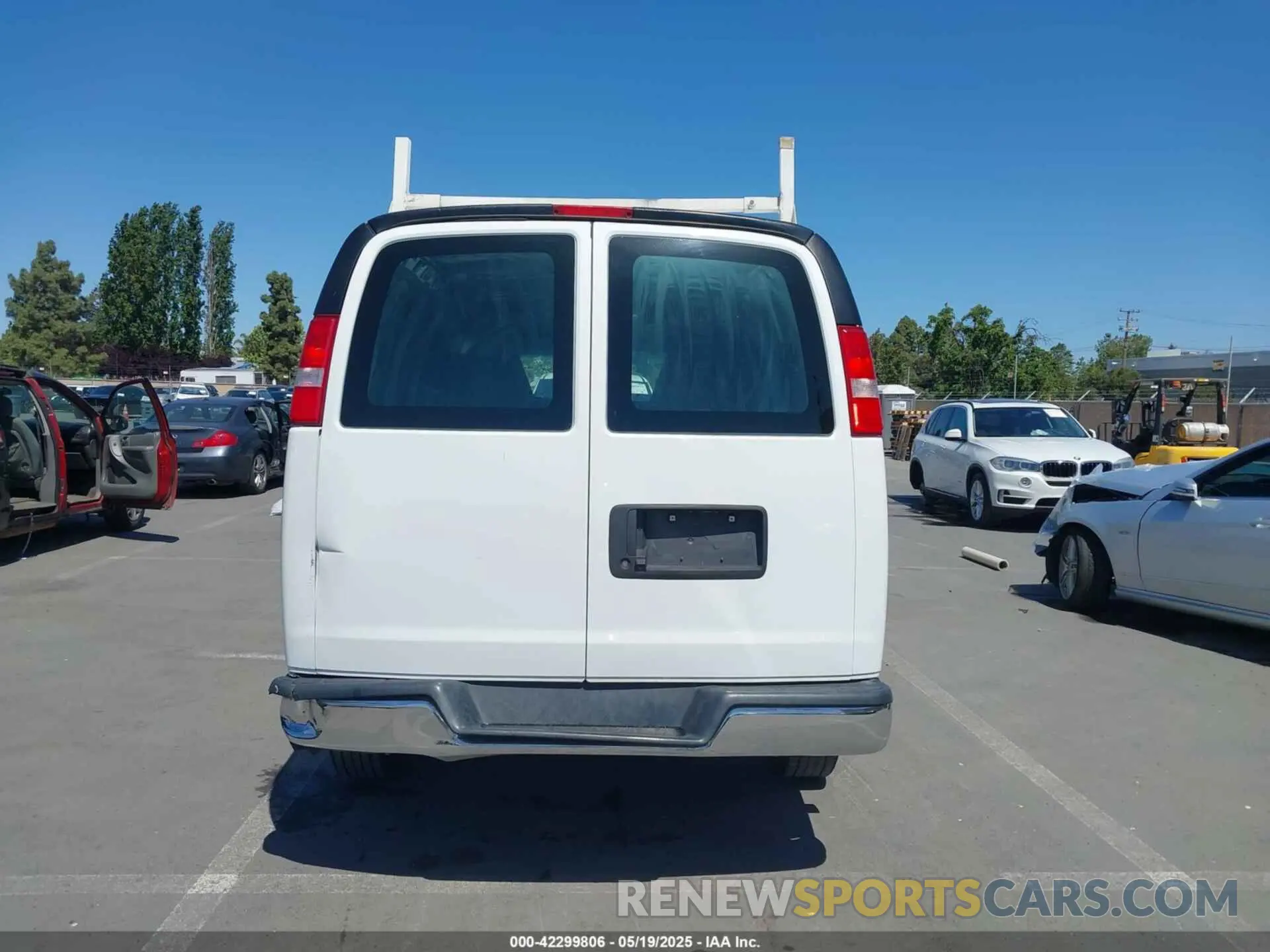 16 fotografías del automóvil dañado 1GCWGAFP3L1273819 CHEVROLET EXPRESS CARGO 2020
