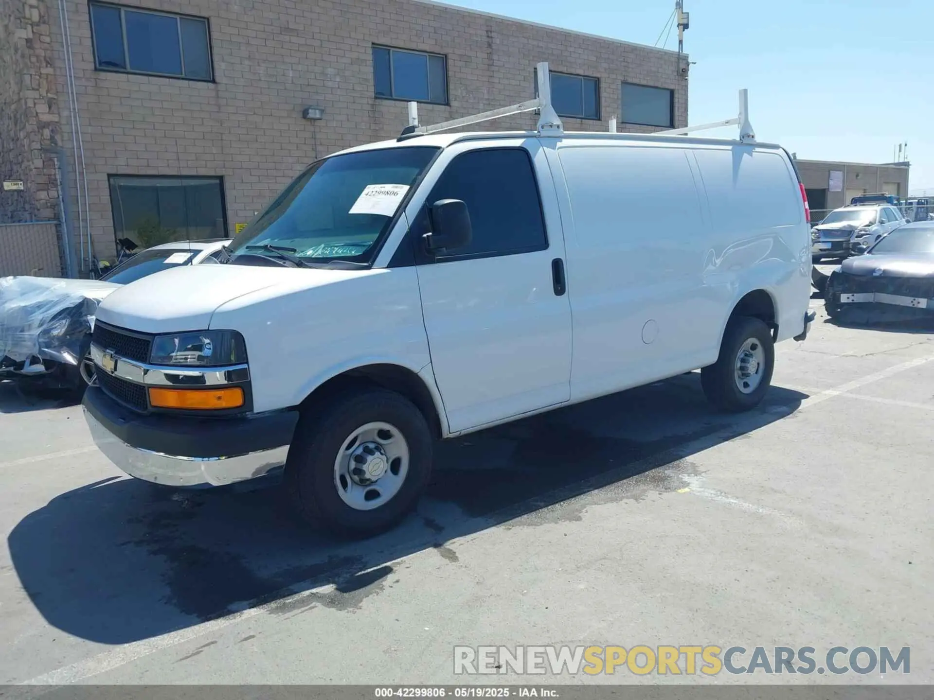 2 fotografías del automóvil dañado 1GCWGAFP3L1273819 CHEVROLET EXPRESS CARGO 2020