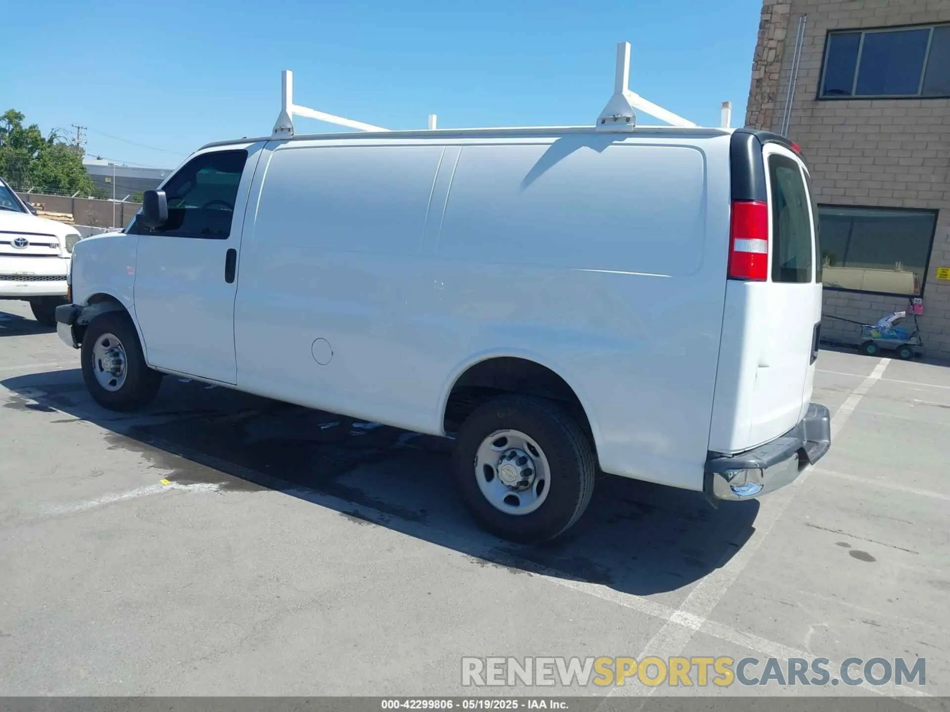 3 fotografías del automóvil dañado 1GCWGAFP3L1273819 CHEVROLET EXPRESS CARGO 2020
