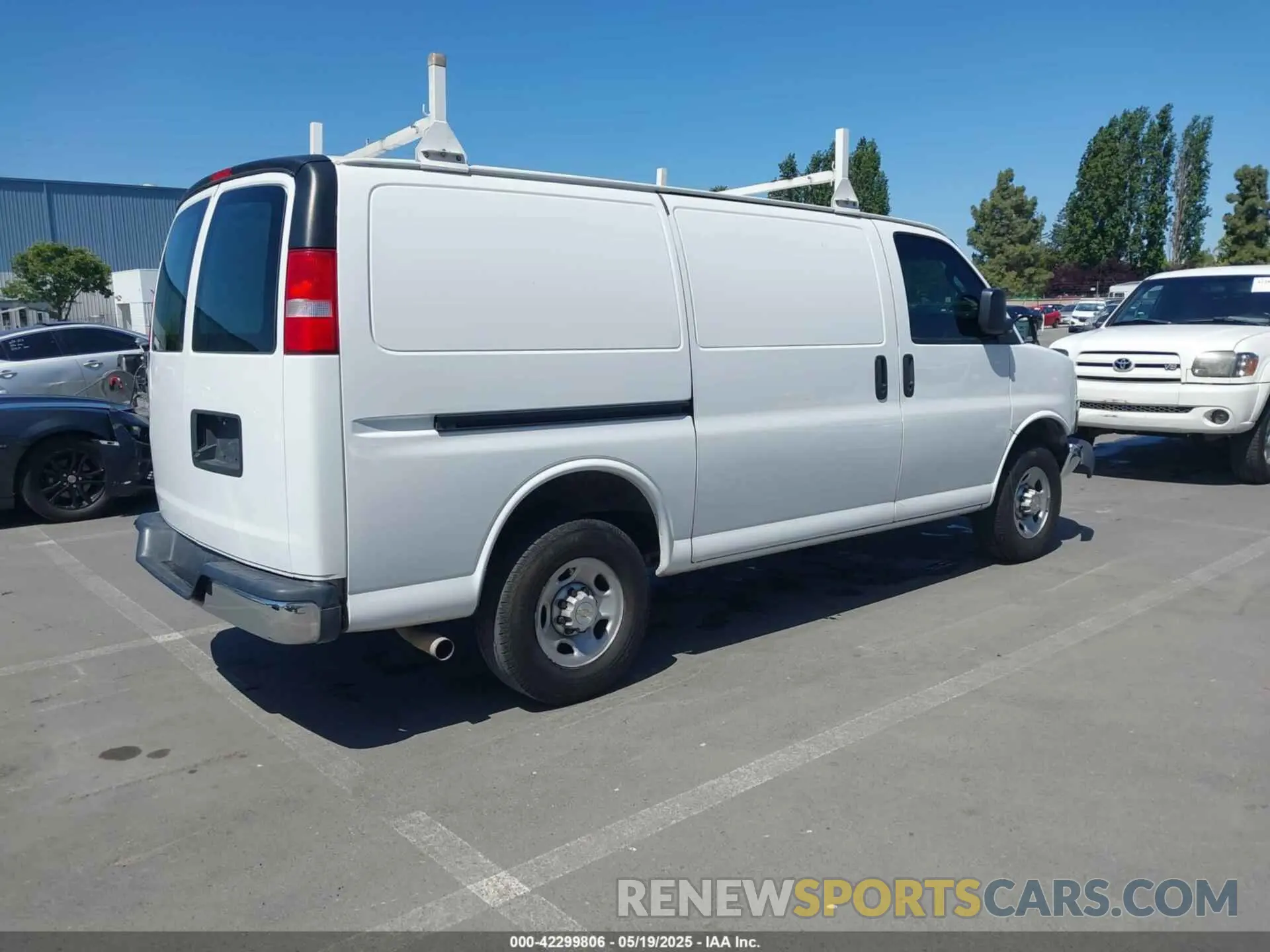4 fotografías del automóvil dañado 1GCWGAFP3L1273819 CHEVROLET EXPRESS CARGO 2020