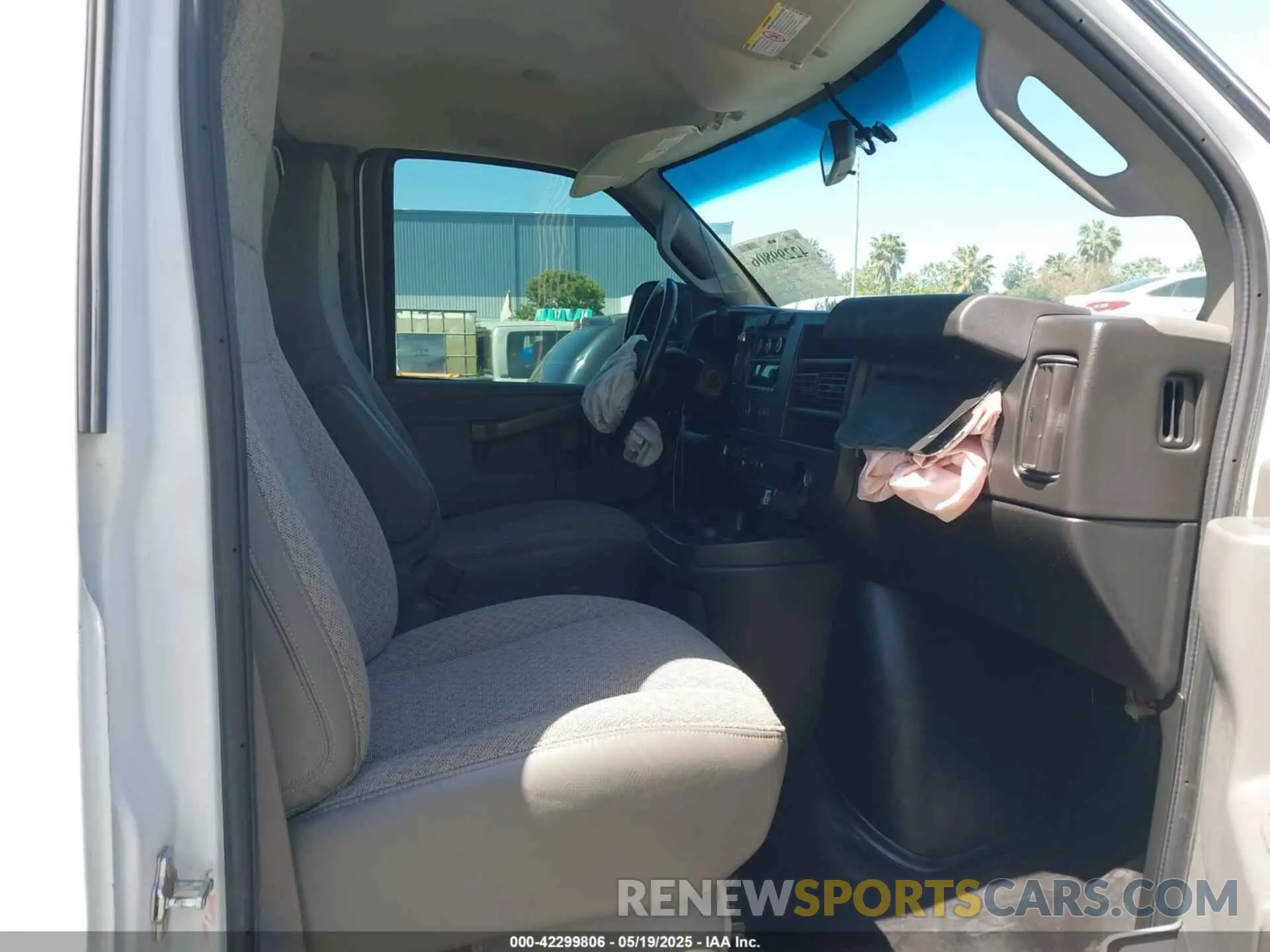 5 fotografías del automóvil dañado 1GCWGAFP3L1273819 CHEVROLET EXPRESS CARGO 2020