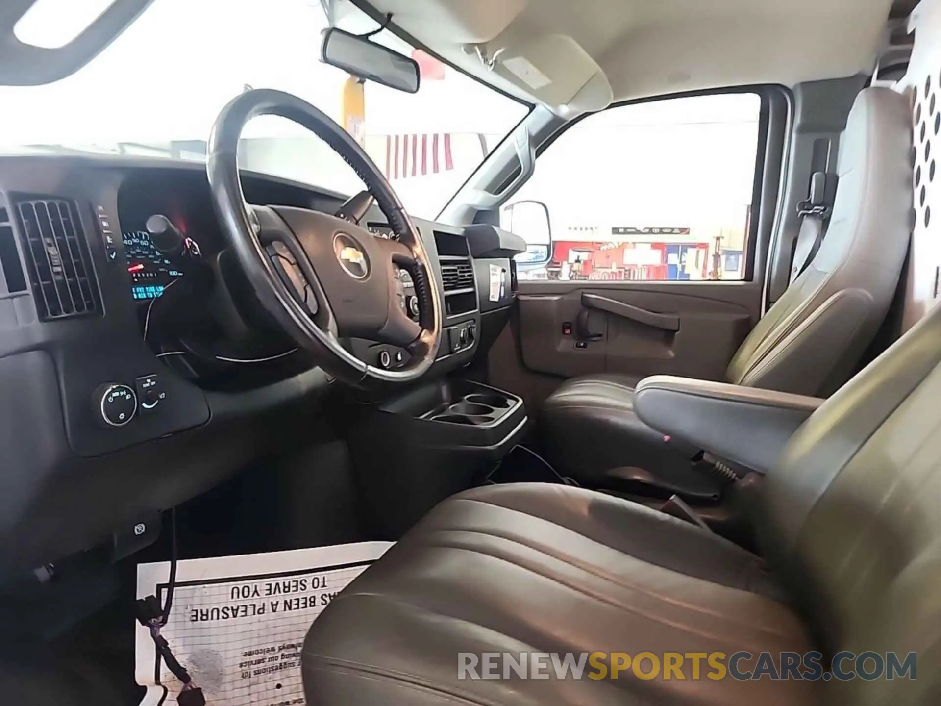 11 fotografías del automóvil dañado 1GCWGAFP5L1253684 CHEVROLET EXPRESS CARGO 2020