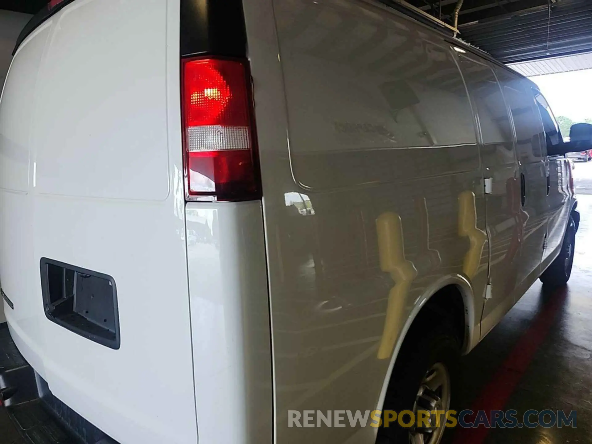 27 fotografías del automóvil dañado 1GCWGAFP5L1253684 CHEVROLET EXPRESS CARGO 2020