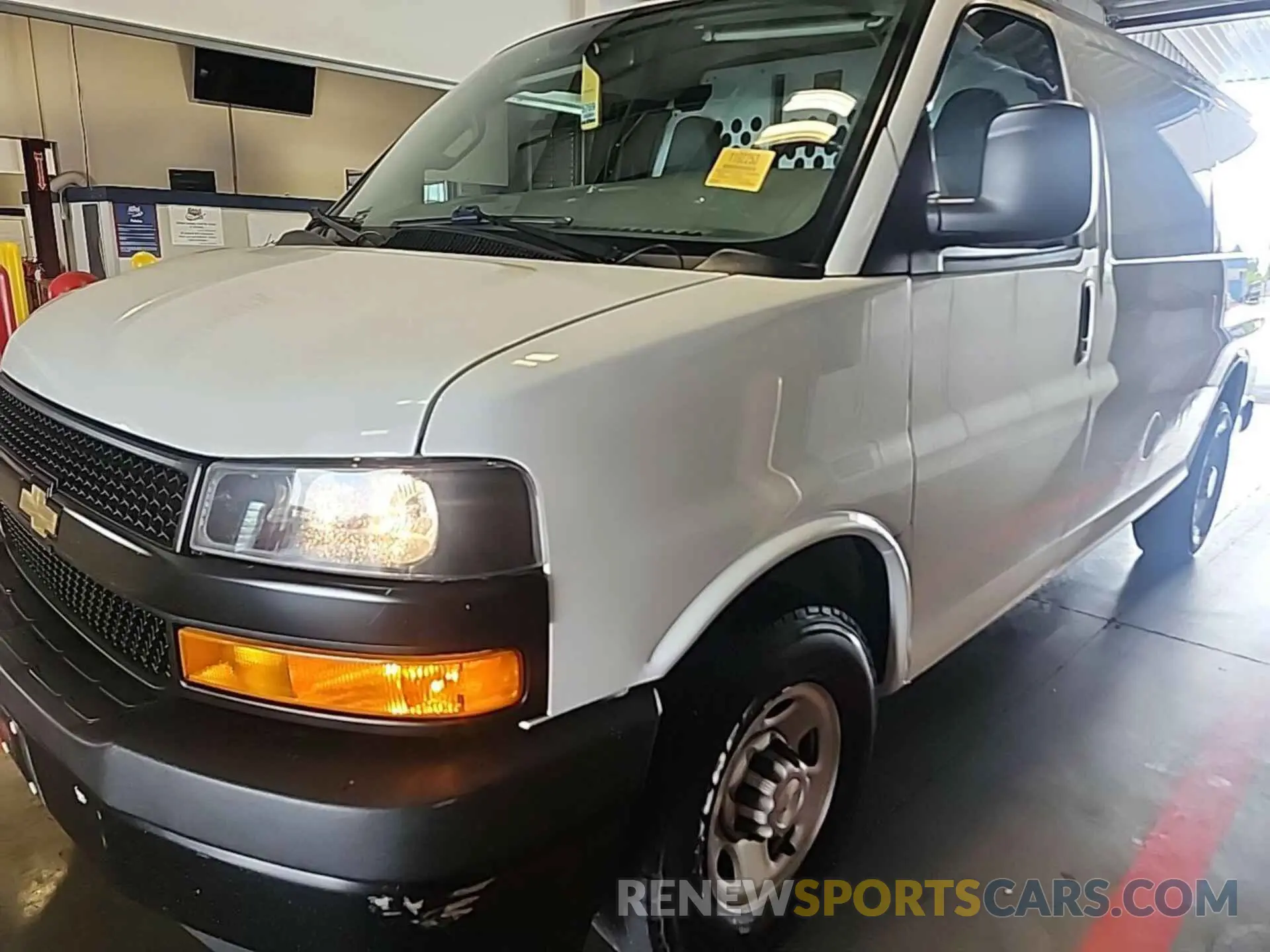 3 fotografías del automóvil dañado 1GCWGAFP5L1253684 CHEVROLET EXPRESS CARGO 2020