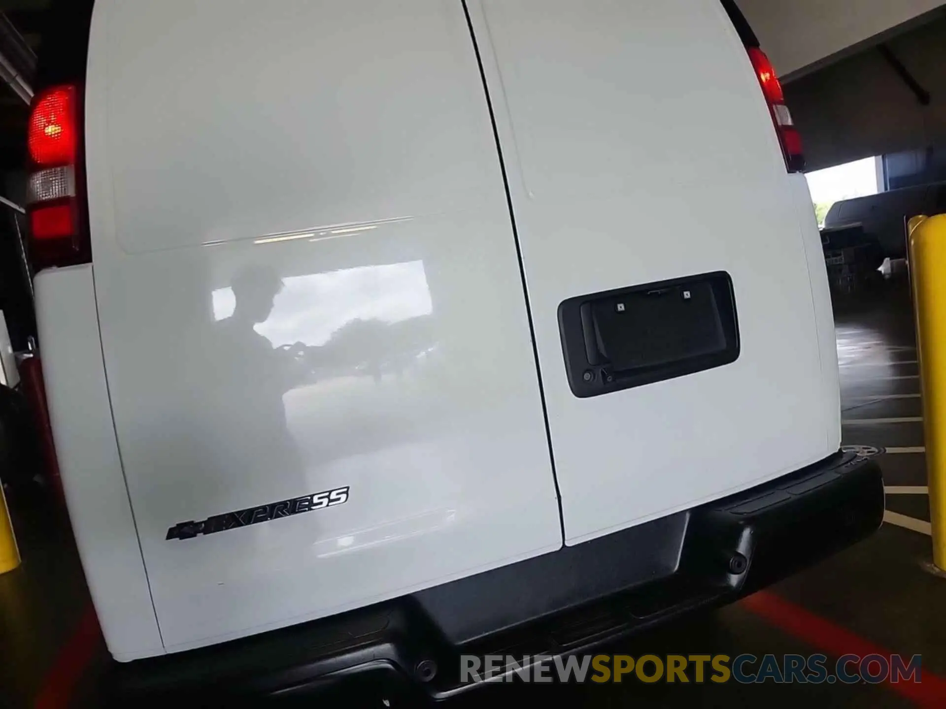 6 fotografías del automóvil dañado 1GCWGAFP5L1253684 CHEVROLET EXPRESS CARGO 2020