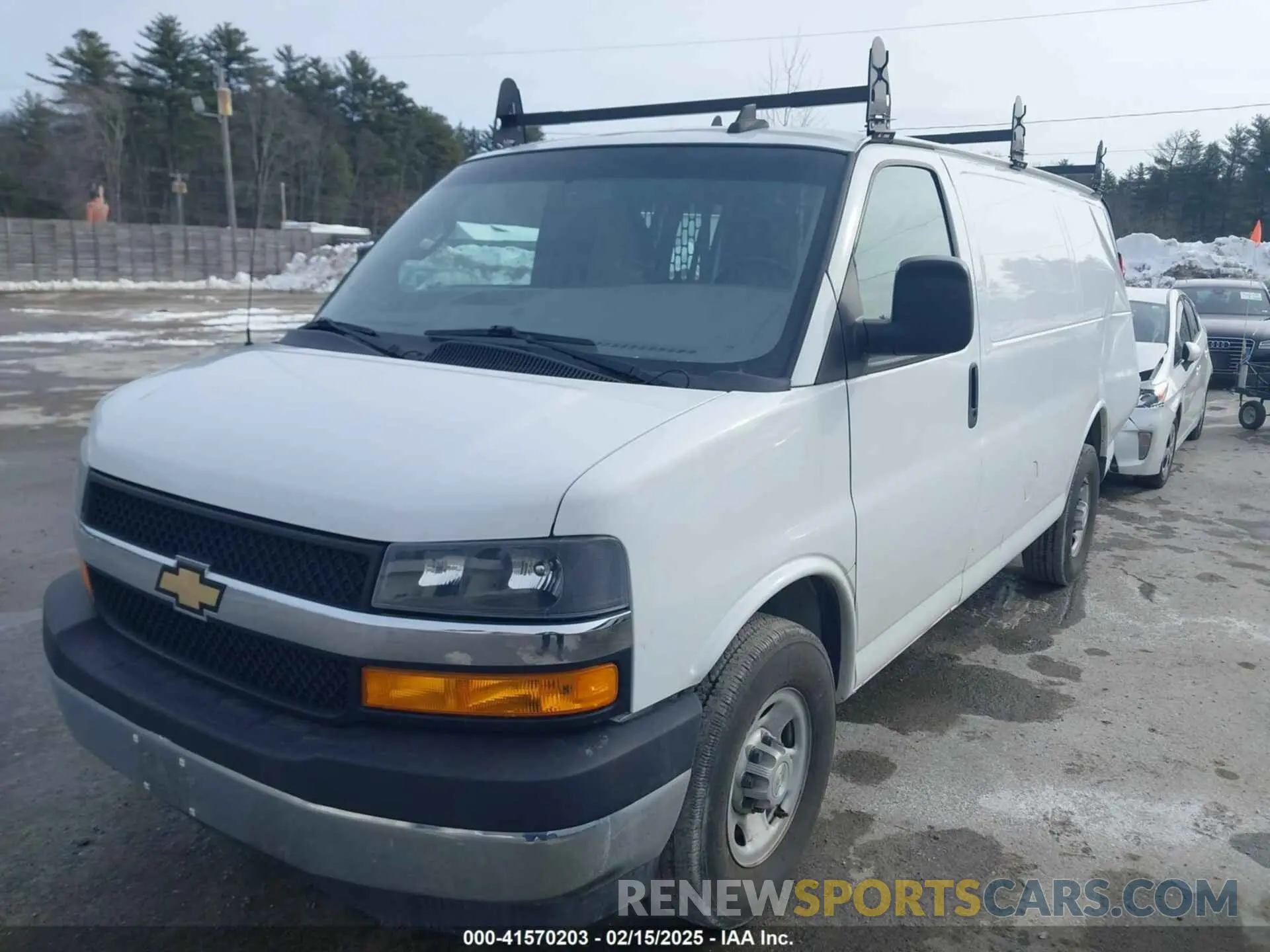 2 fotografías del automóvil dañado 1GCWGAFP6L1242483 CHEVROLET EXPRESS CARGO 2020