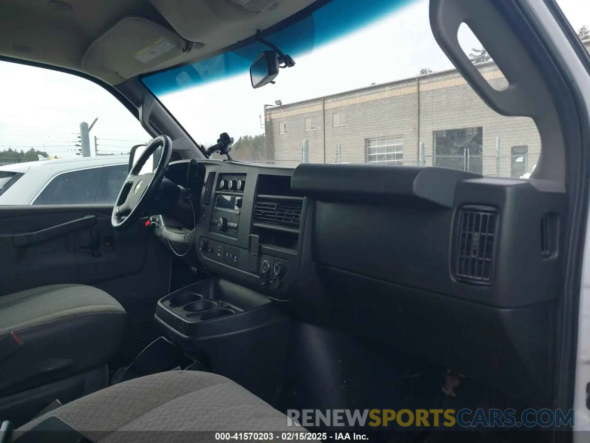 5 fotografías del automóvil dañado 1GCWGAFP6L1242483 CHEVROLET EXPRESS CARGO 2020