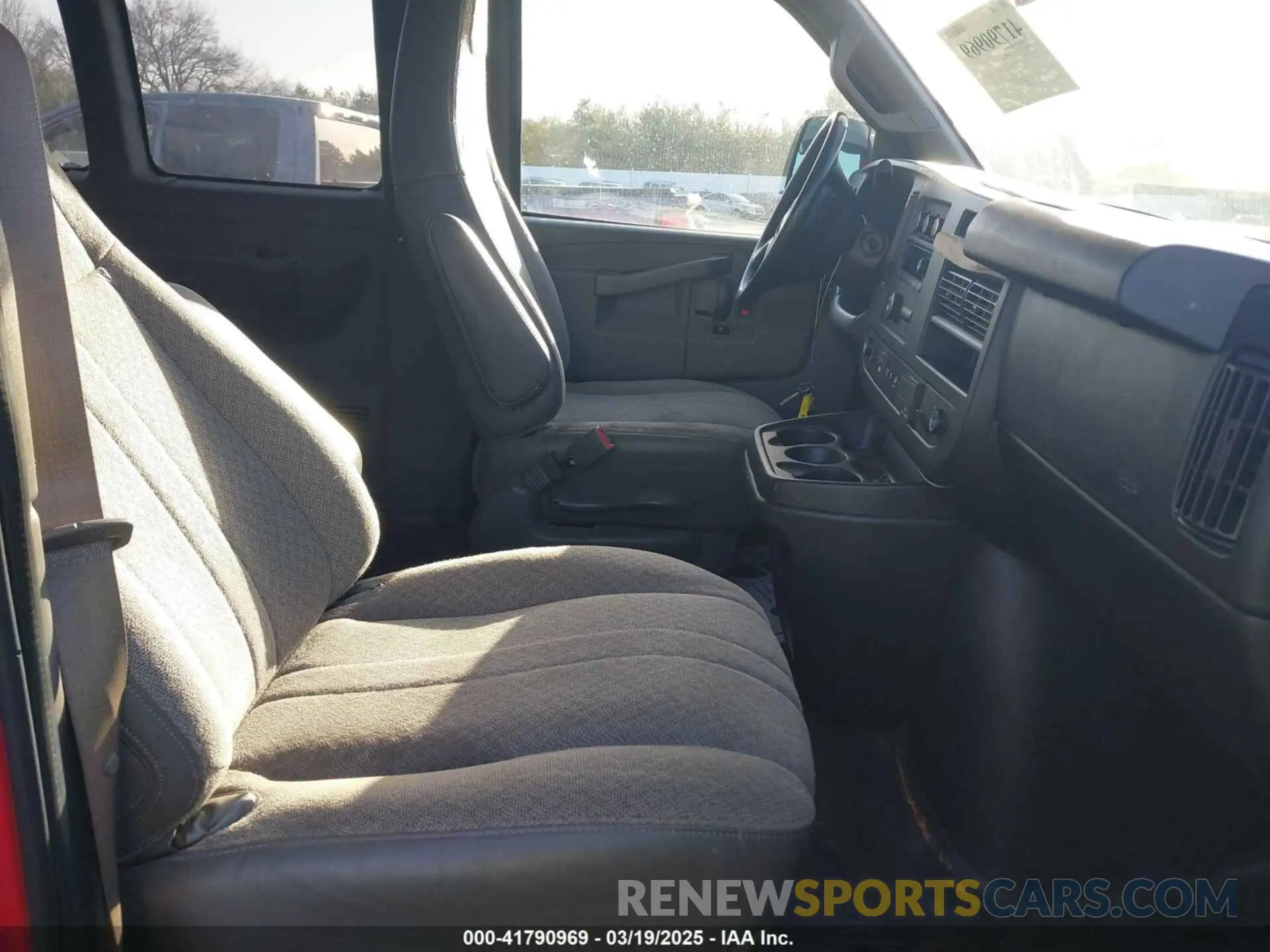 5 fotografías del automóvil dañado 1GCZGGFG5L1188853 CHEVROLET EXPRESS CARGO 2020
