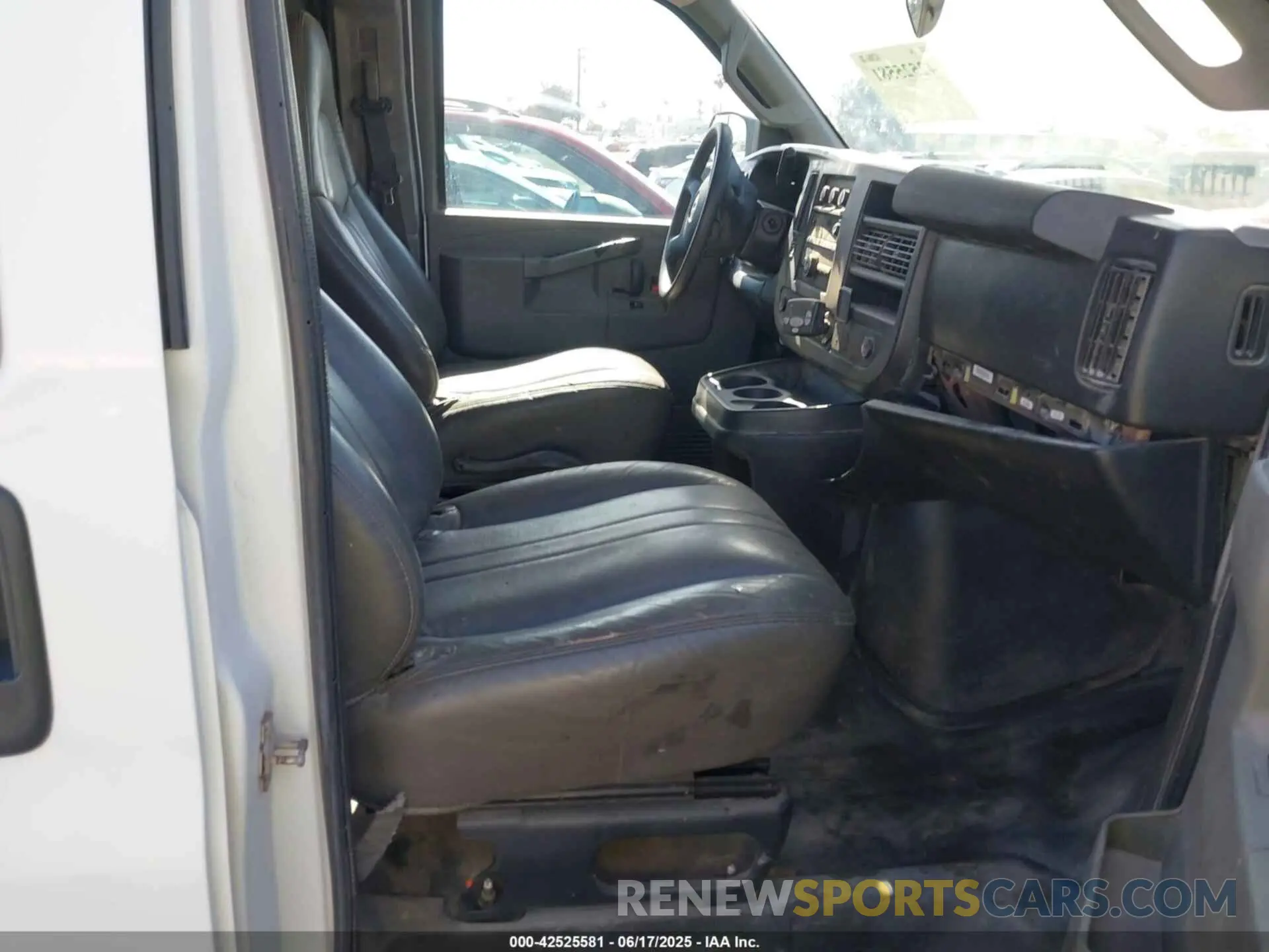 5 fotografías del automóvil dañado 1GCWGAF71M1242604 CHEVROLET EXPRESS CARGO 2021