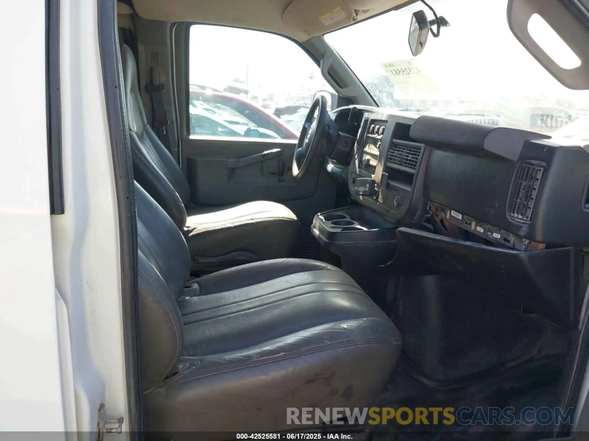 8 fotografías del automóvil dañado 1GCWGAF71M1242604 CHEVROLET EXPRESS CARGO 2021