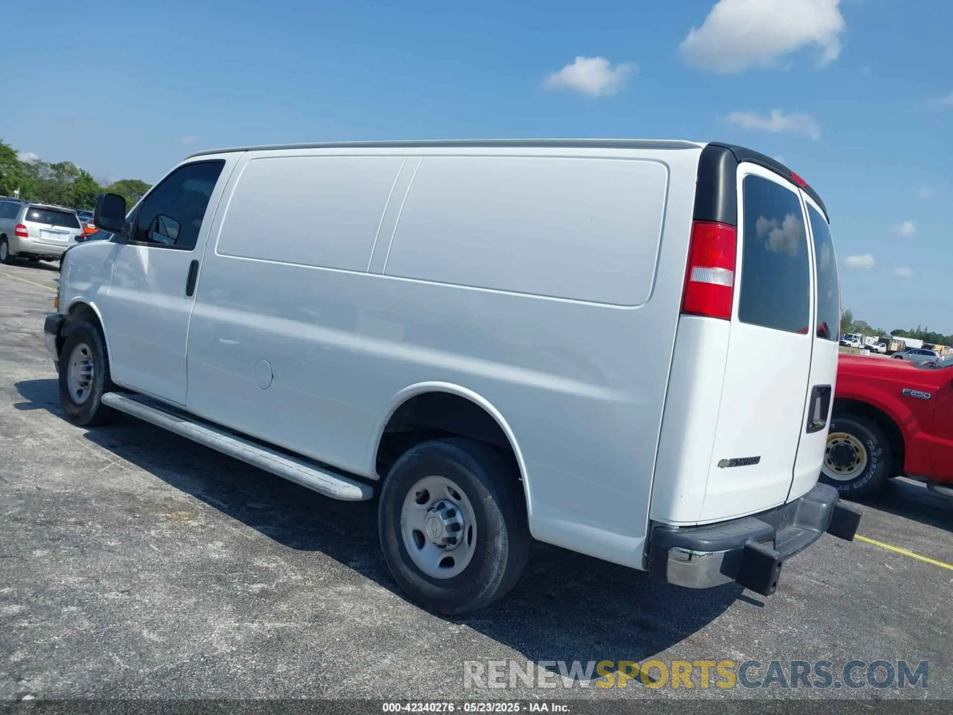 3 fotografías del automóvil dañado 1GCWGAFP2M1204749 CHEVROLET EXPRESS CARGO 2021