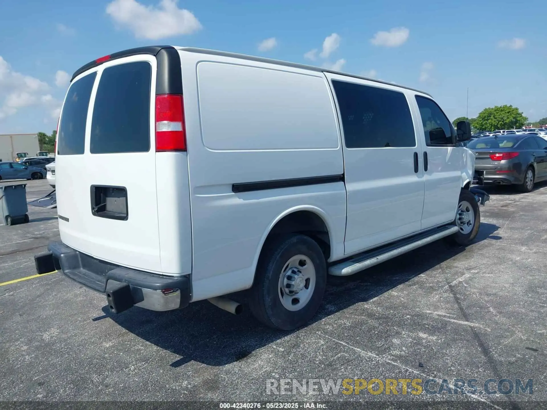 4 fotografías del automóvil dañado 1GCWGAFP2M1204749 CHEVROLET EXPRESS CARGO 2021