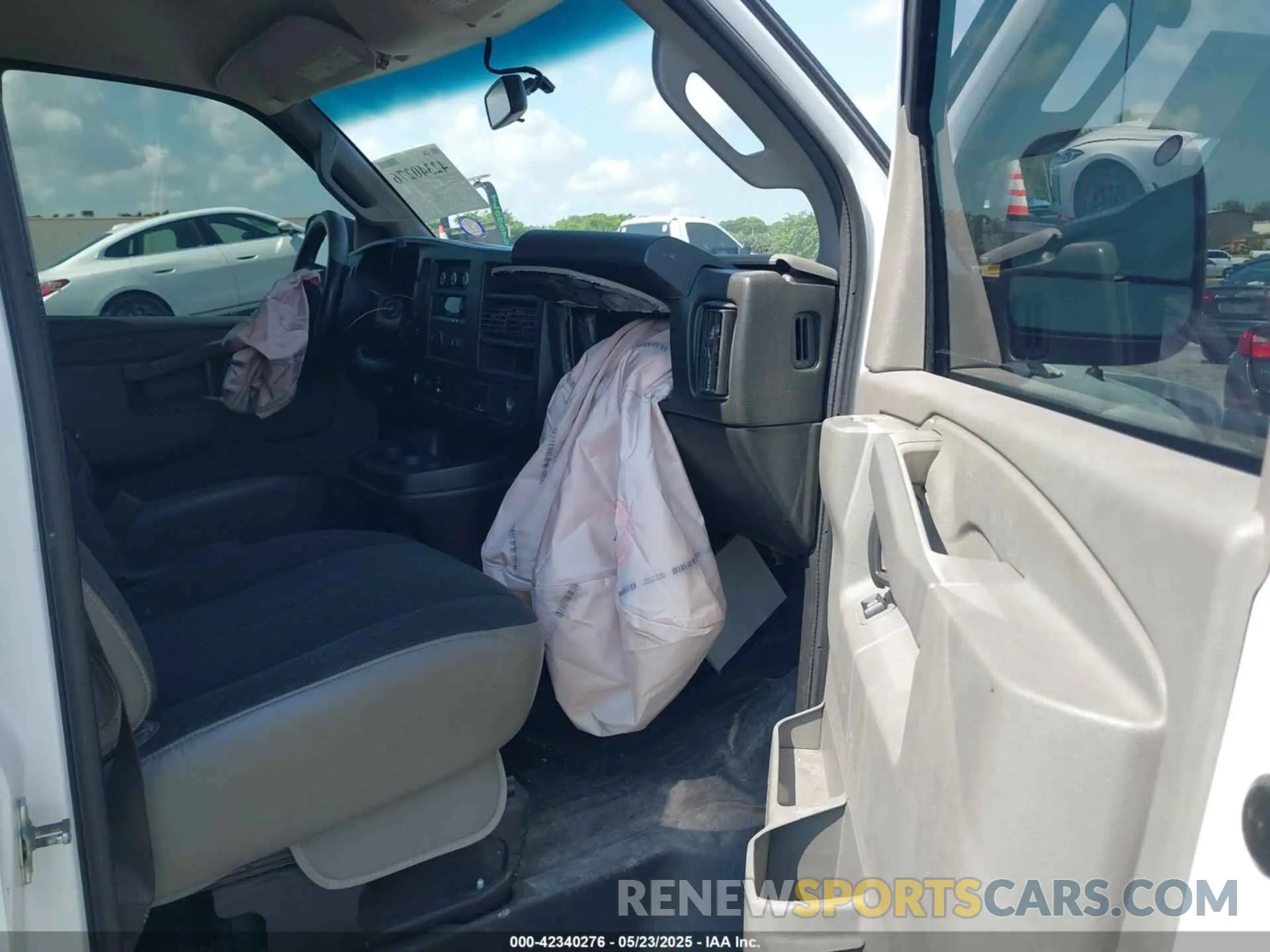 5 fotografías del automóvil dañado 1GCWGAFP2M1204749 CHEVROLET EXPRESS CARGO 2021