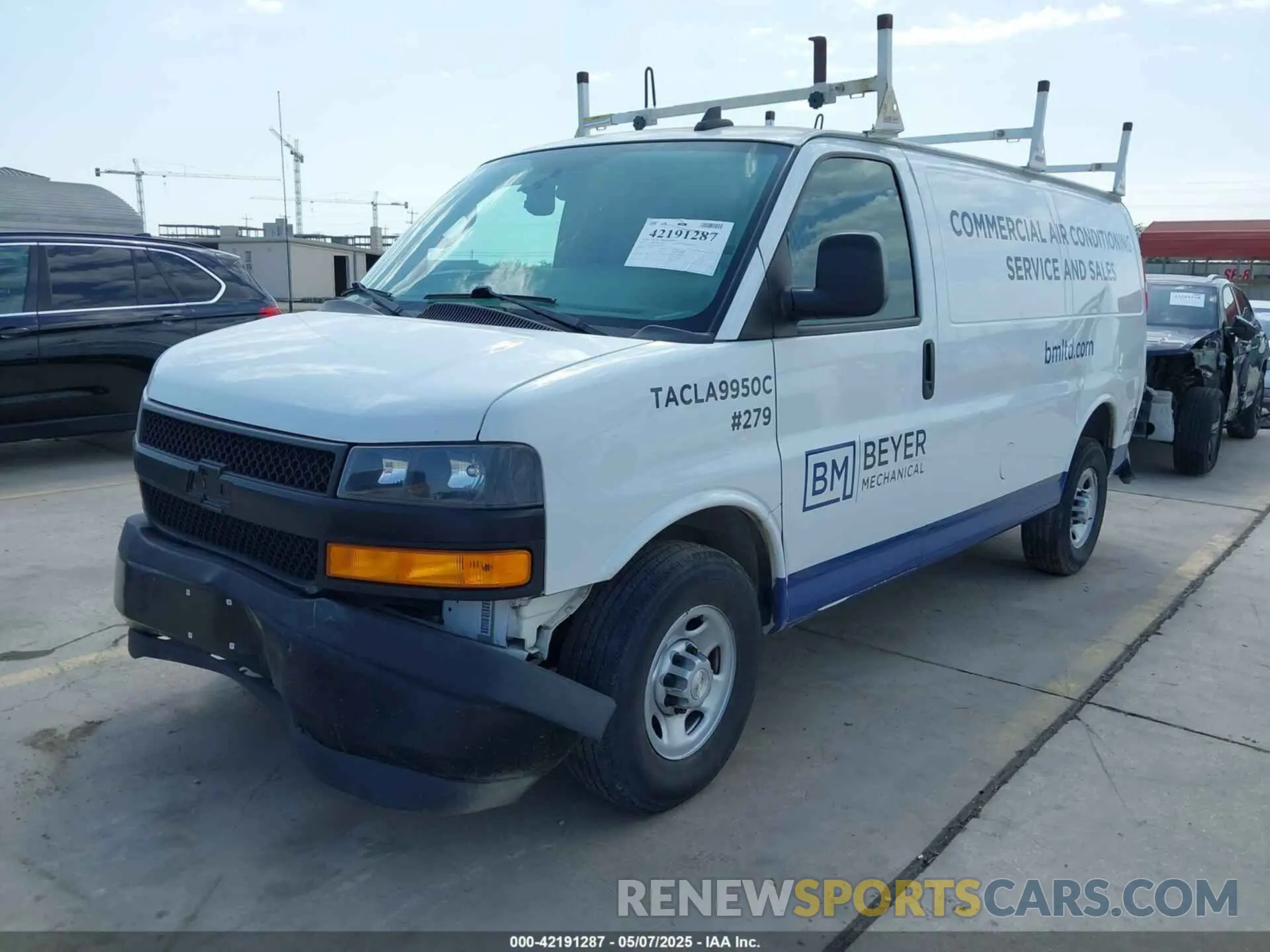2 fotografías del automóvil dañado 1GCWGAFP2M1251909 CHEVROLET EXPRESS CARGO 2021