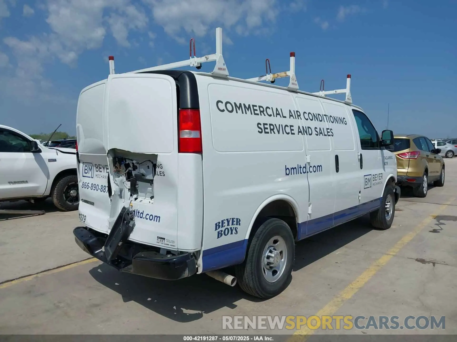 4 fotografías del automóvil dañado 1GCWGAFP2M1251909 CHEVROLET EXPRESS CARGO 2021