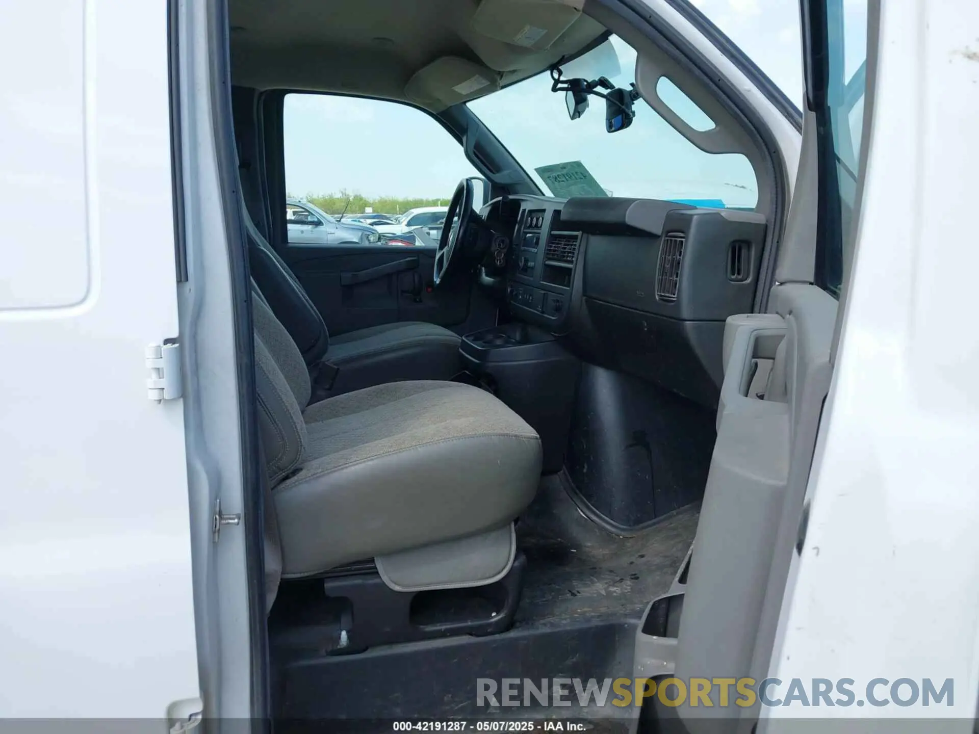 5 fotografías del automóvil dañado 1GCWGAFP2M1251909 CHEVROLET EXPRESS CARGO 2021