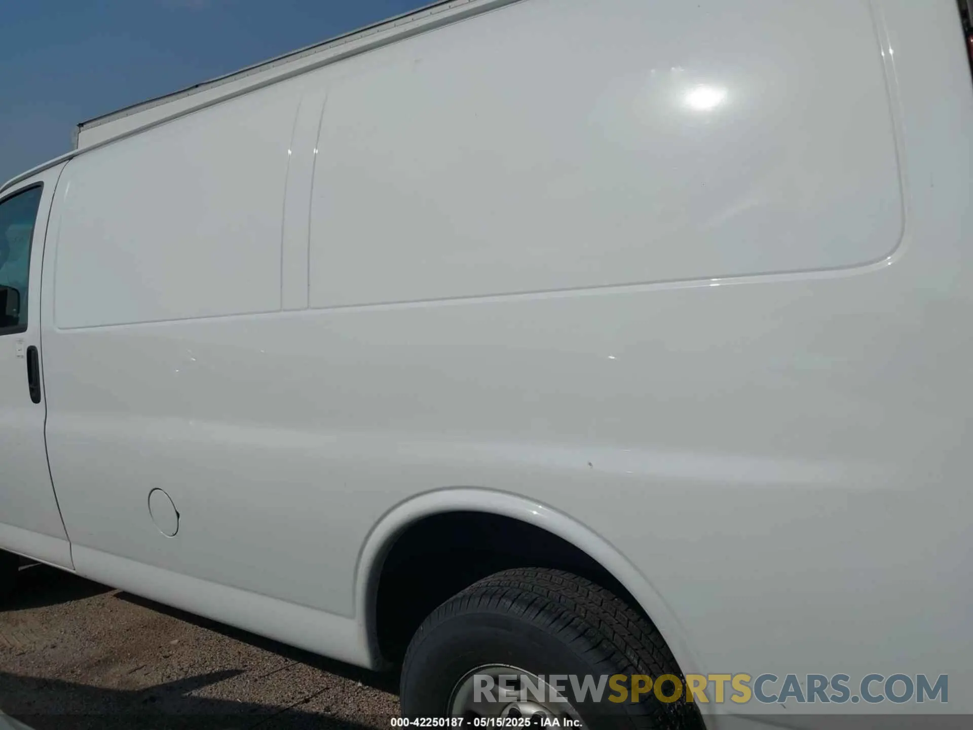 14 fotografías del automóvil dañado 1GCWGAFP4M1163055 CHEVROLET EXPRESS CARGO 2021