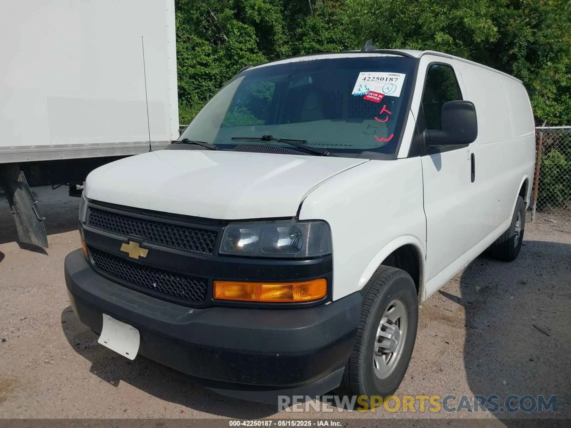2 fotografías del automóvil dañado 1GCWGAFP4M1163055 CHEVROLET EXPRESS CARGO 2021