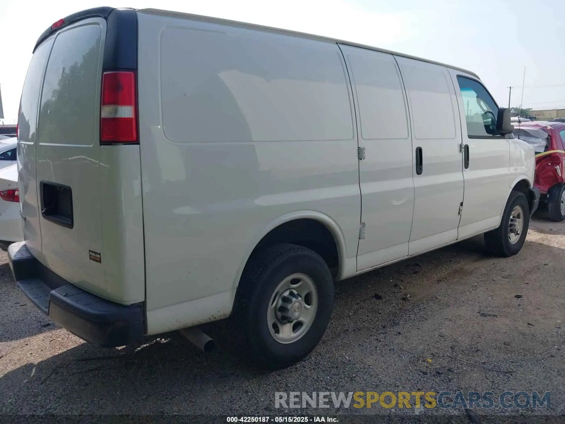4 fotografías del automóvil dañado 1GCWGAFP4M1163055 CHEVROLET EXPRESS CARGO 2021