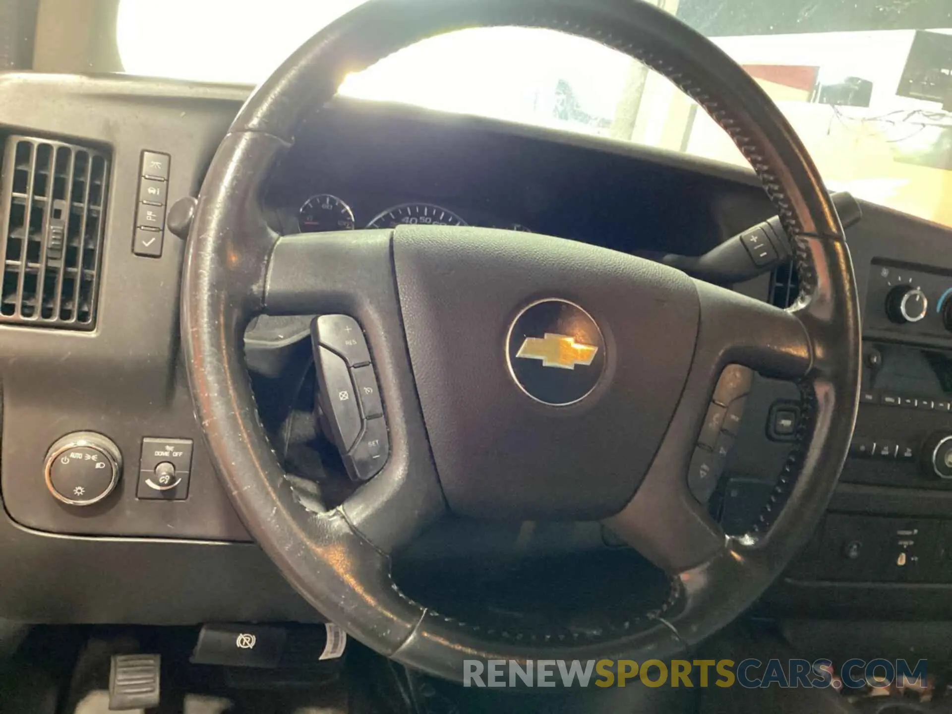 15 fotografías del automóvil dañado 1GCWGBF75M1177536 CHEVROLET EXPRESS CARGO 2021