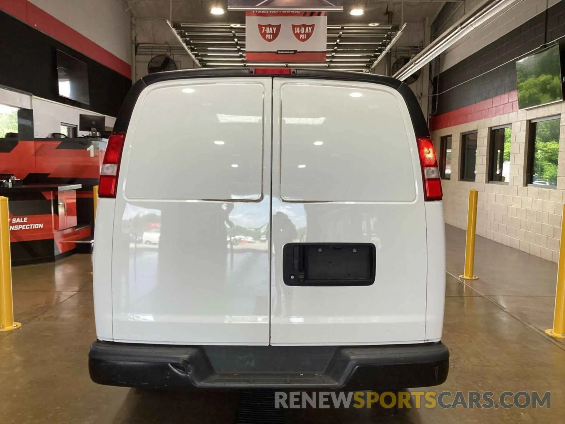 32 fotografías del automóvil dañado 1GCWGBF75M1177536 CHEVROLET EXPRESS CARGO 2021