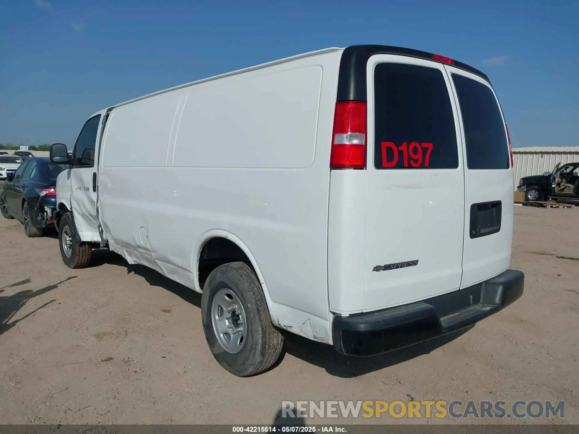 3 fotografías del automóvil dañado 1GCWGBFP4M1286795 CHEVROLET EXPRESS CARGO 2021