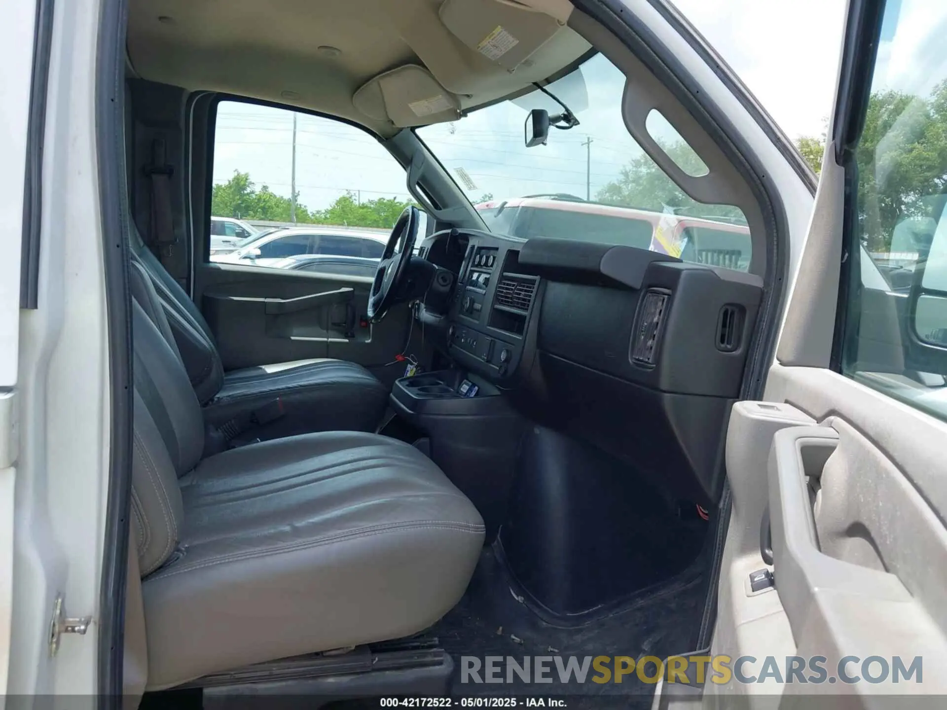 5 fotografías del automóvil dañado 1GCWGBFP6M1222452 CHEVROLET EXPRESS CARGO 2021