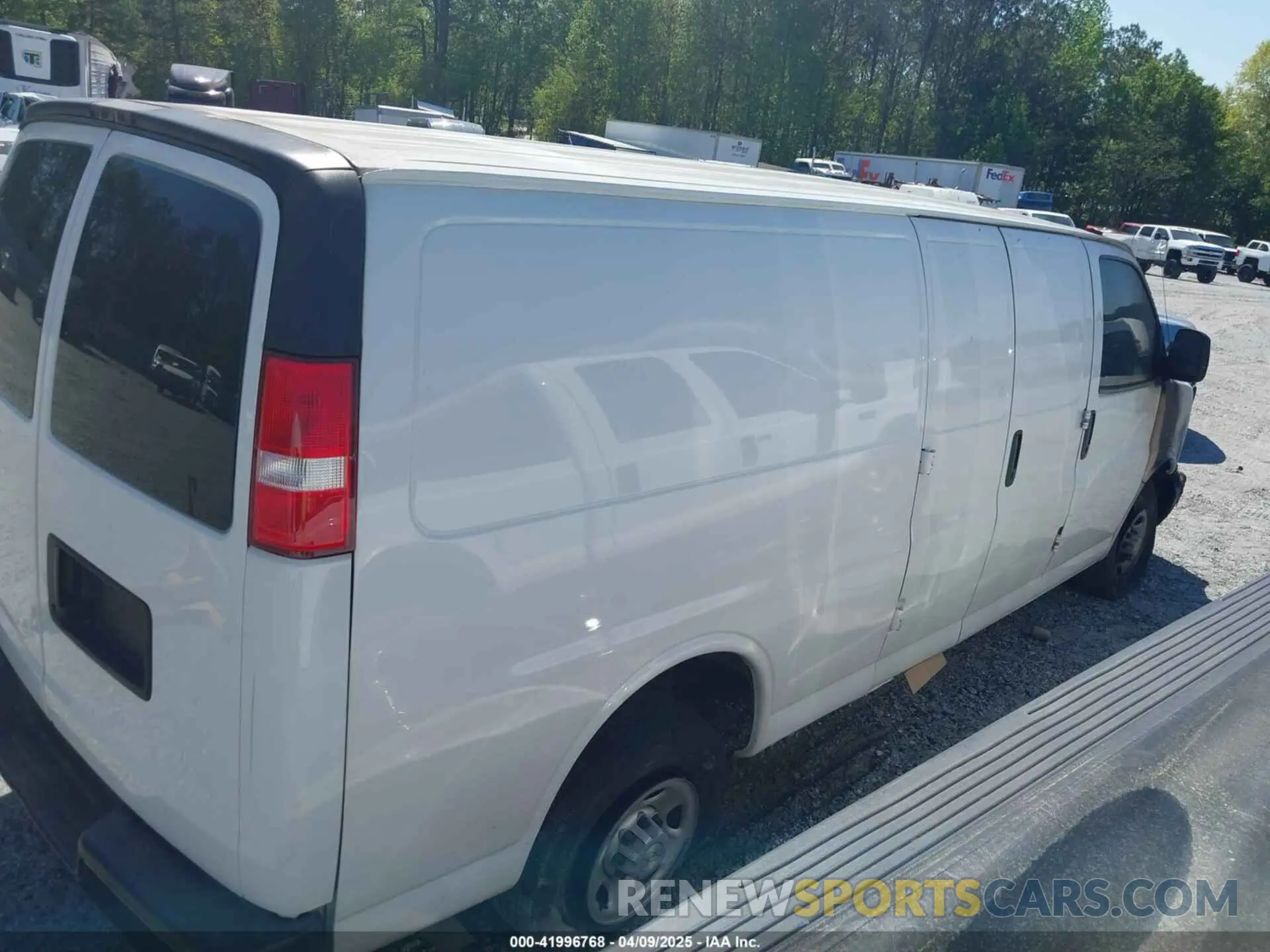 4 fotografías del automóvil dañado 1GCWGBFP6M1256777 CHEVROLET EXPRESS CARGO 2021