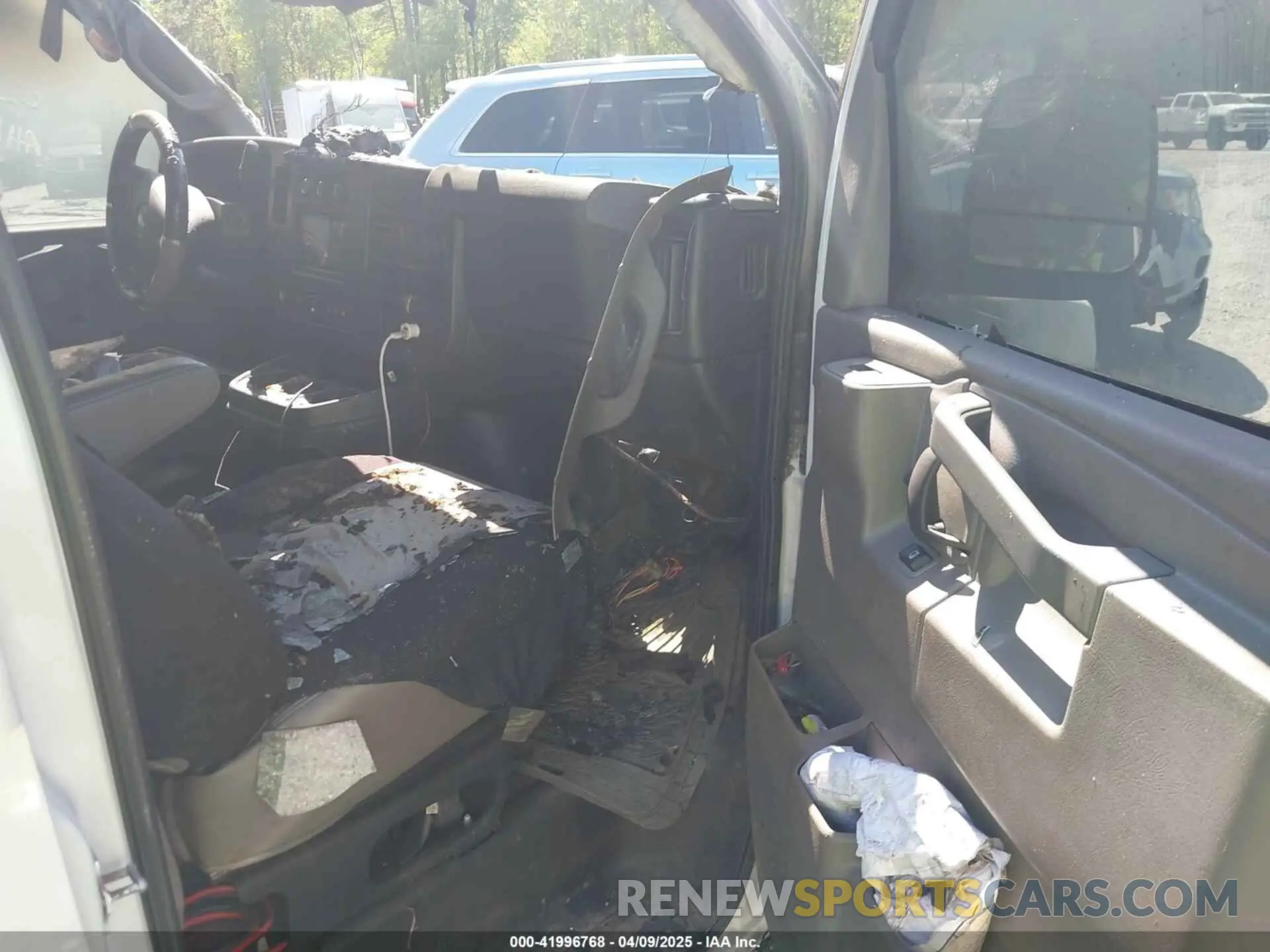 5 fotografías del automóvil dañado 1GCWGBFP6M1256777 CHEVROLET EXPRESS CARGO 2021
