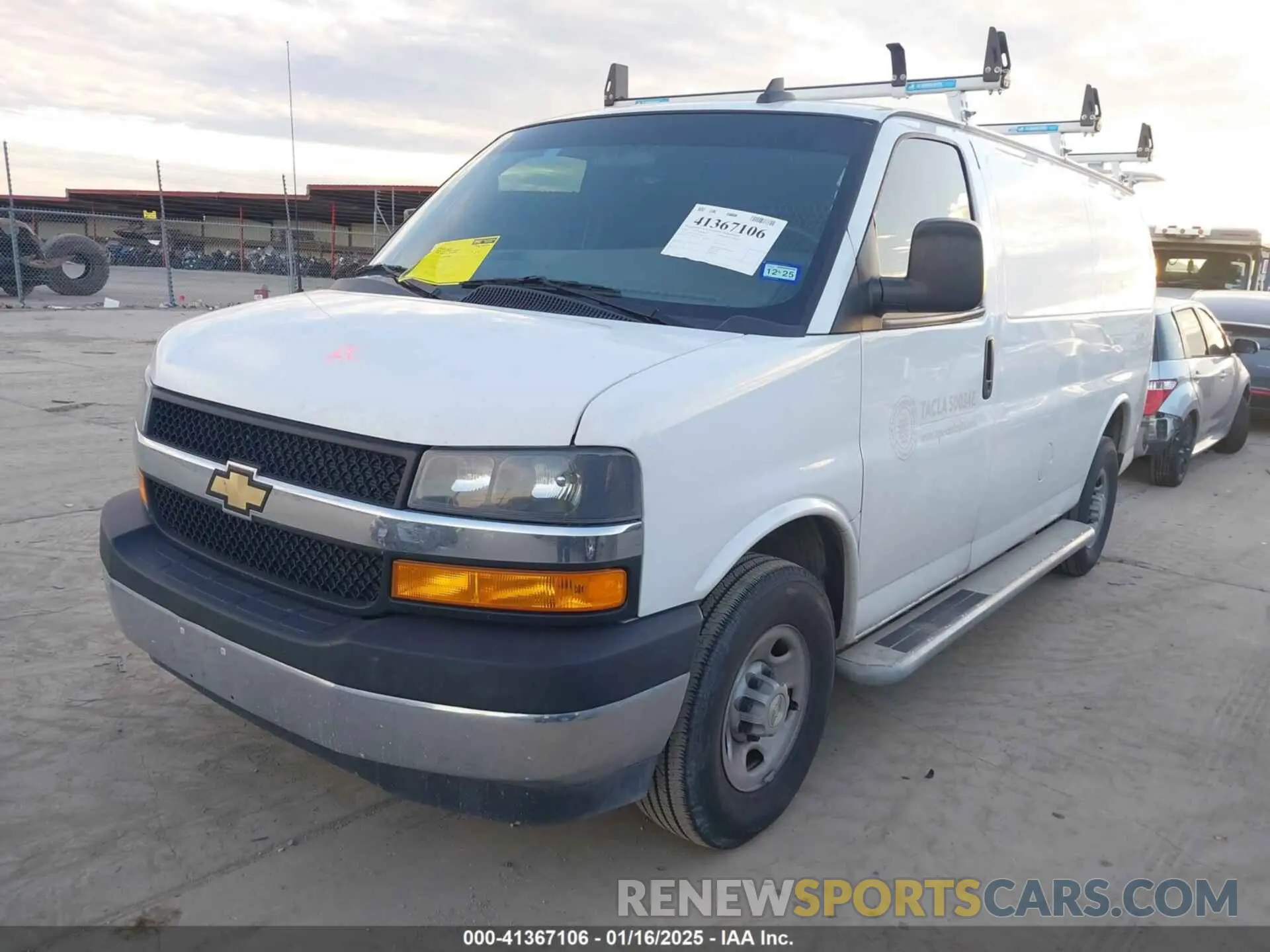 2 fotografías del automóvil dañado 1GCWGAFP2N1158776 CHEVROLET EXPRESS CARGO 2022