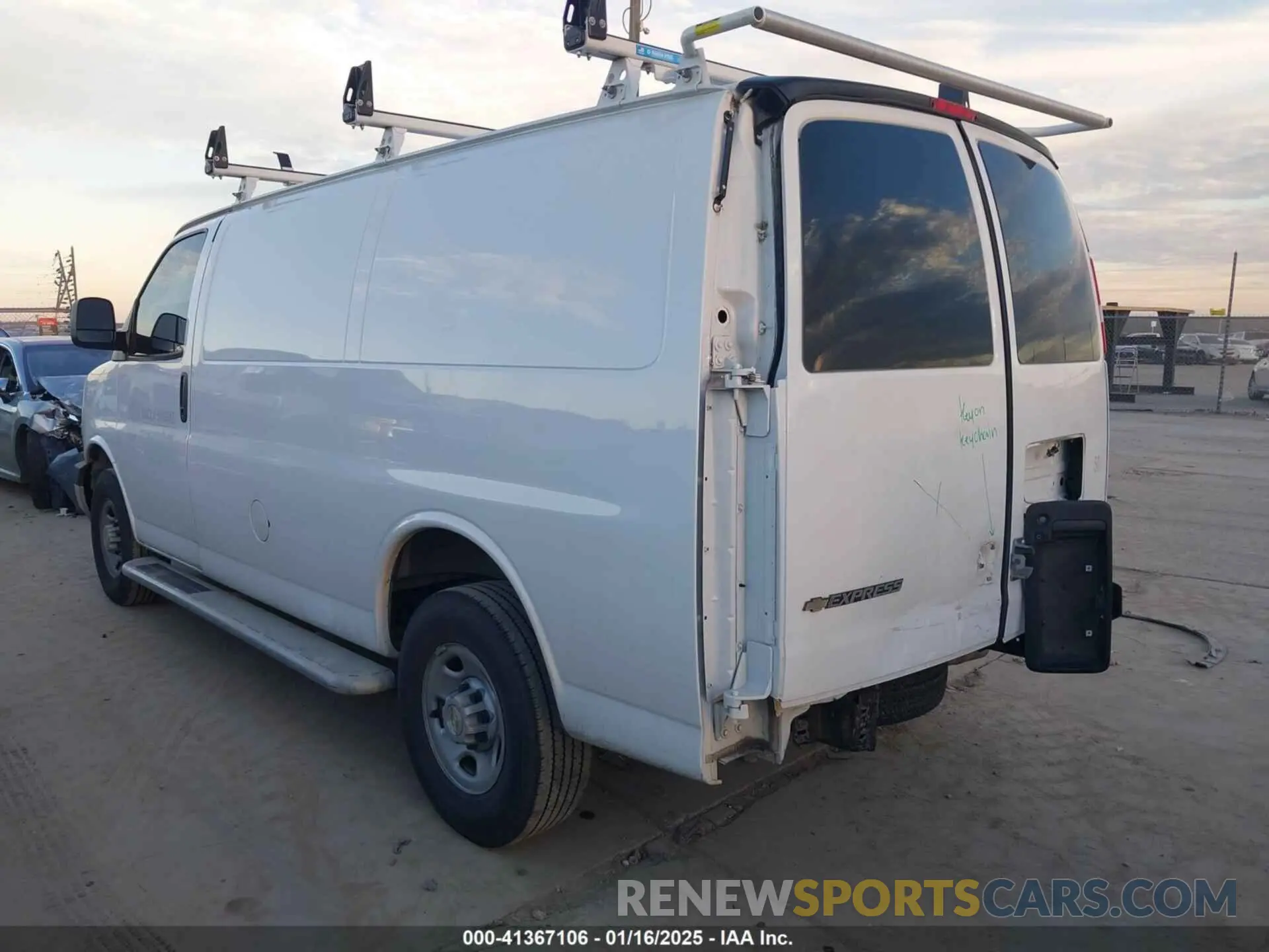 3 fotografías del automóvil dañado 1GCWGAFP2N1158776 CHEVROLET EXPRESS CARGO 2022
