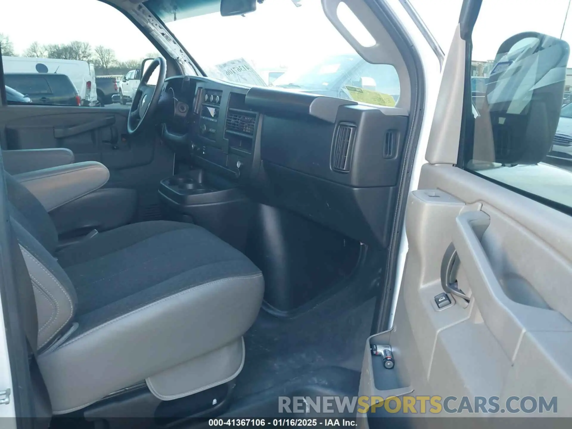 5 fotografías del automóvil dañado 1GCWGAFP2N1158776 CHEVROLET EXPRESS CARGO 2022