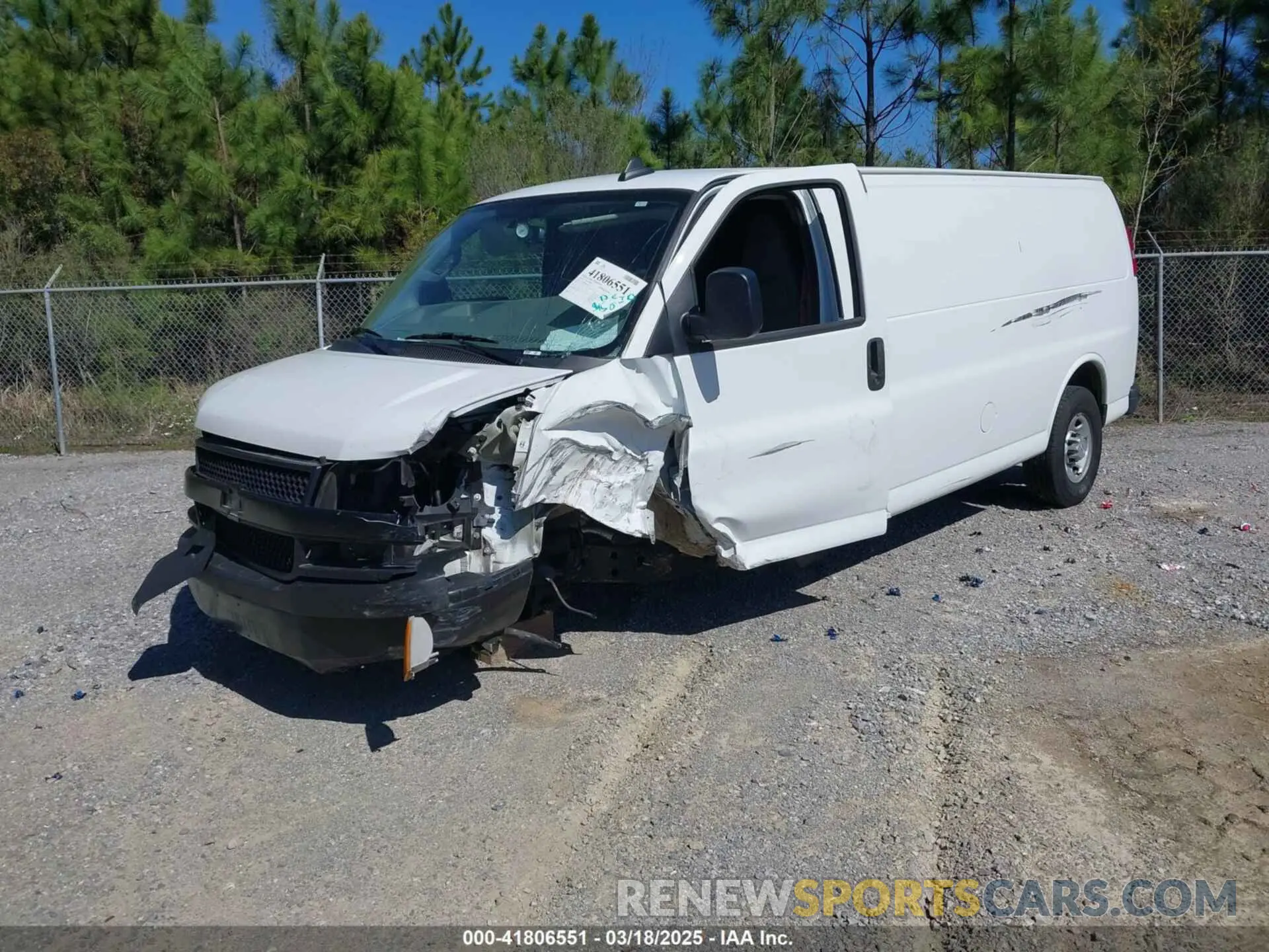 2 fotografías del automóvil dañado 1GCWGBFP5N1217177 CHEVROLET EXPRESS CARGO 2022
