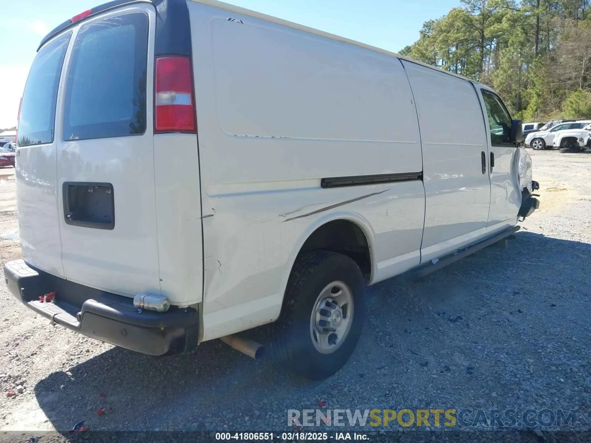 4 fotografías del automóvil dañado 1GCWGBFP5N1217177 CHEVROLET EXPRESS CARGO 2022