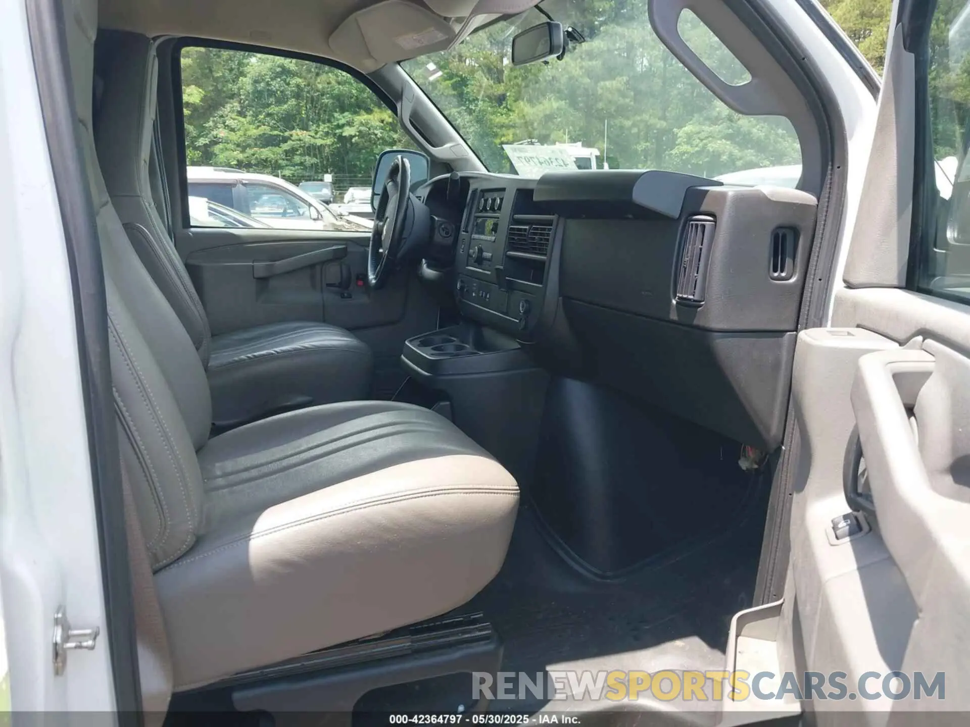 5 fotografías del automóvil dañado 1GCWGAF76P1171923 CHEVROLET EXPRESS CARGO 2023