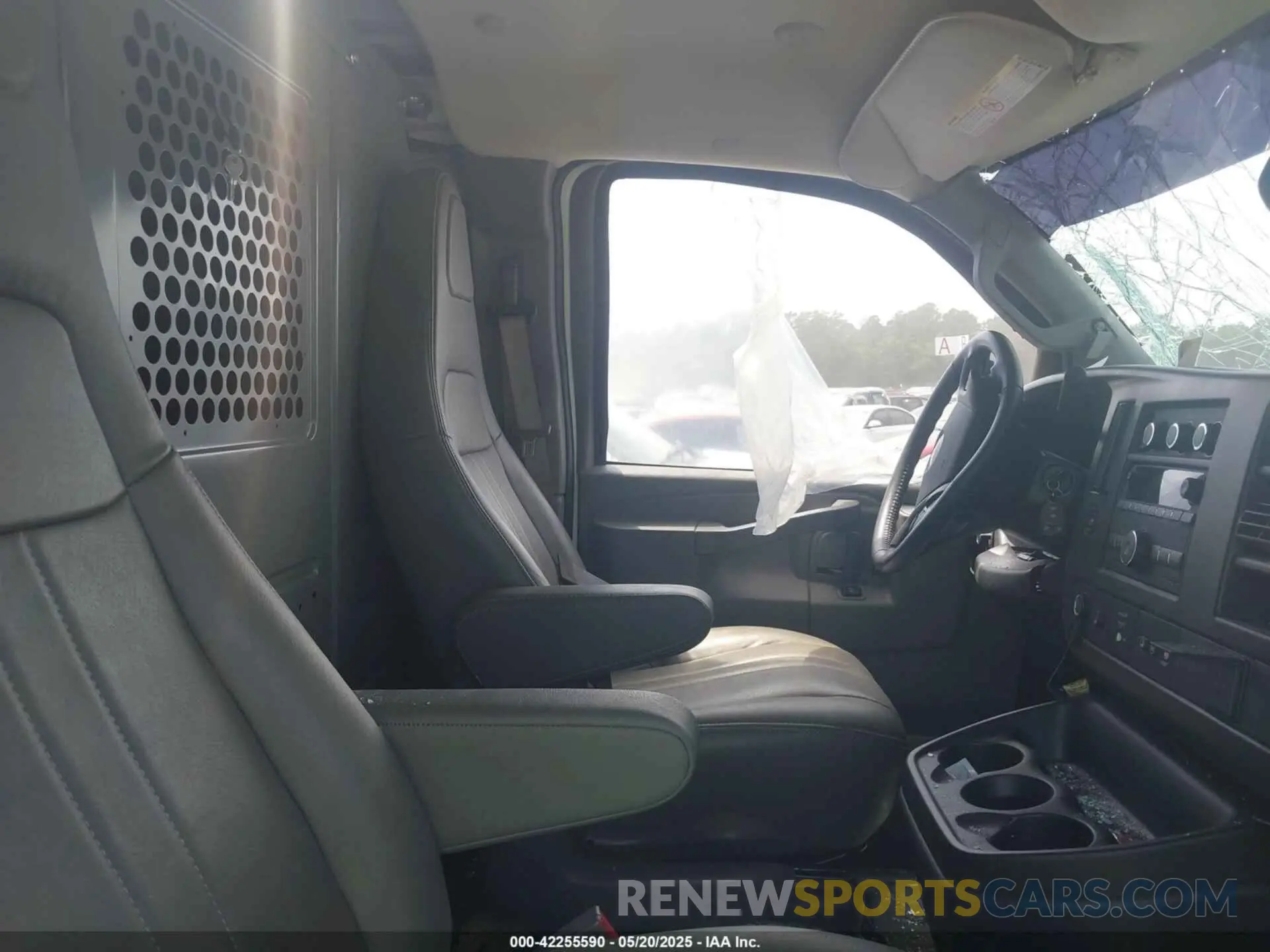 5 fotografías del automóvil dañado 1GCWGAFP1P1252487 CHEVROLET EXPRESS CARGO 2023