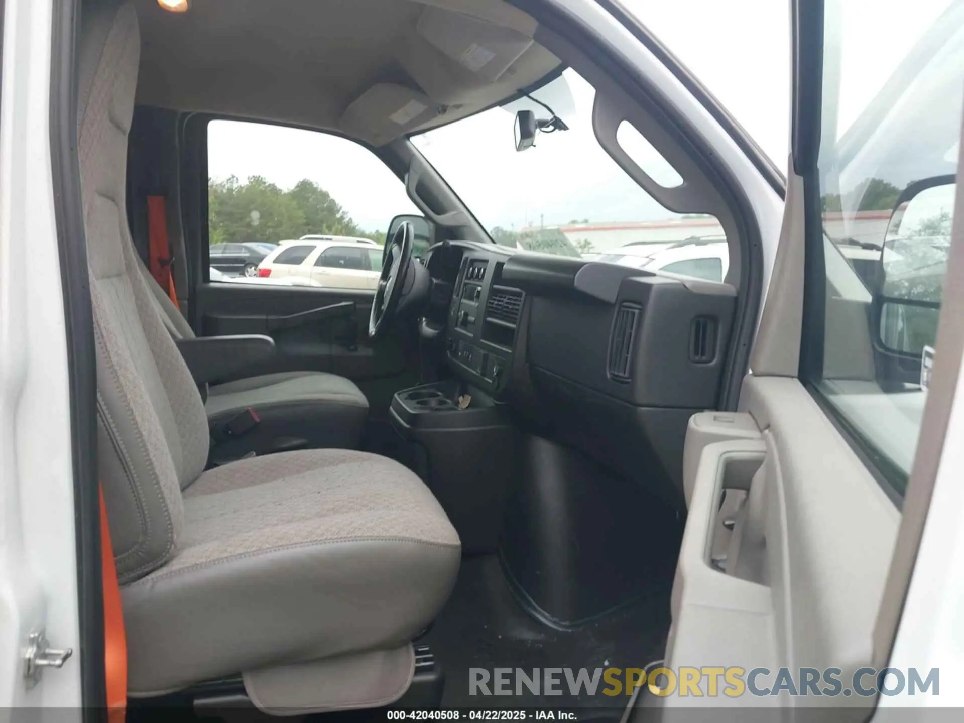 5 fotografías del automóvil dañado 1GCWGAFP8P1259579 CHEVROLET EXPRESS CARGO 2023