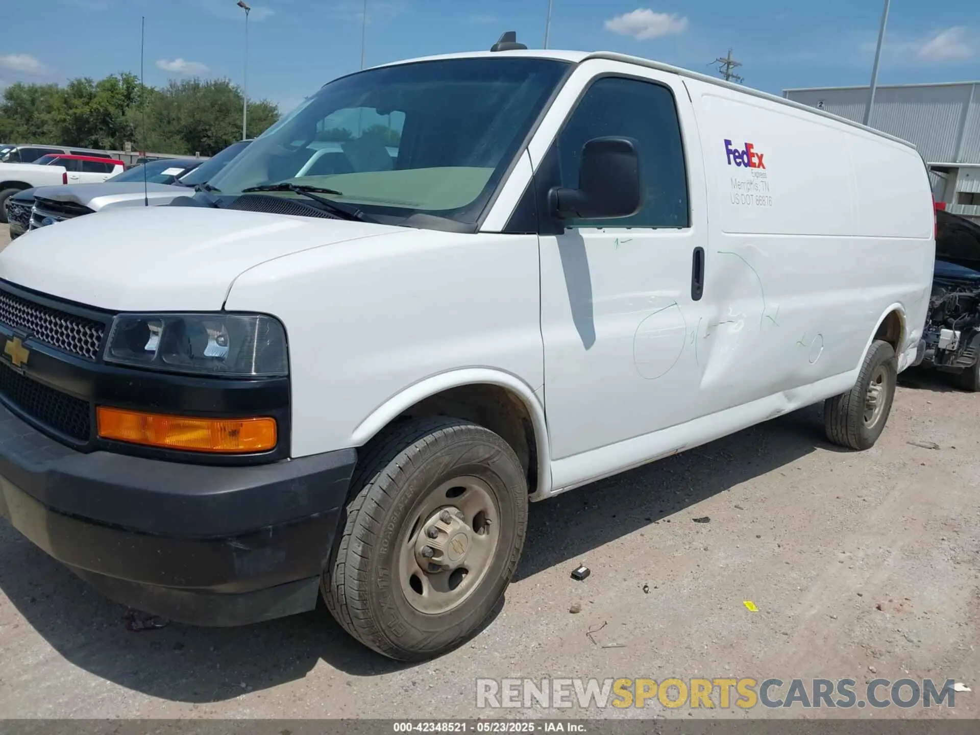 2 fotografías del automóvil dañado 1GCWGBFP0P1180994 CHEVROLET EXPRESS CARGO 2023