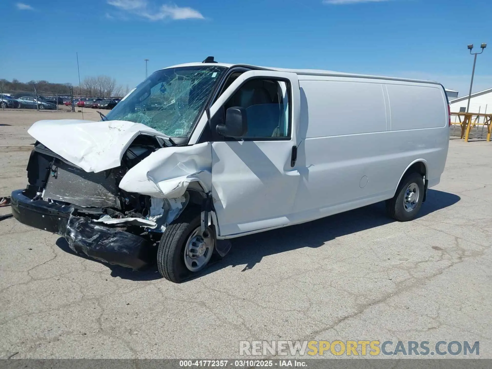2 fotografías del automóvil dañado 1GCZGHFP5P1138630 CHEVROLET EXPRESS CARGO 2023