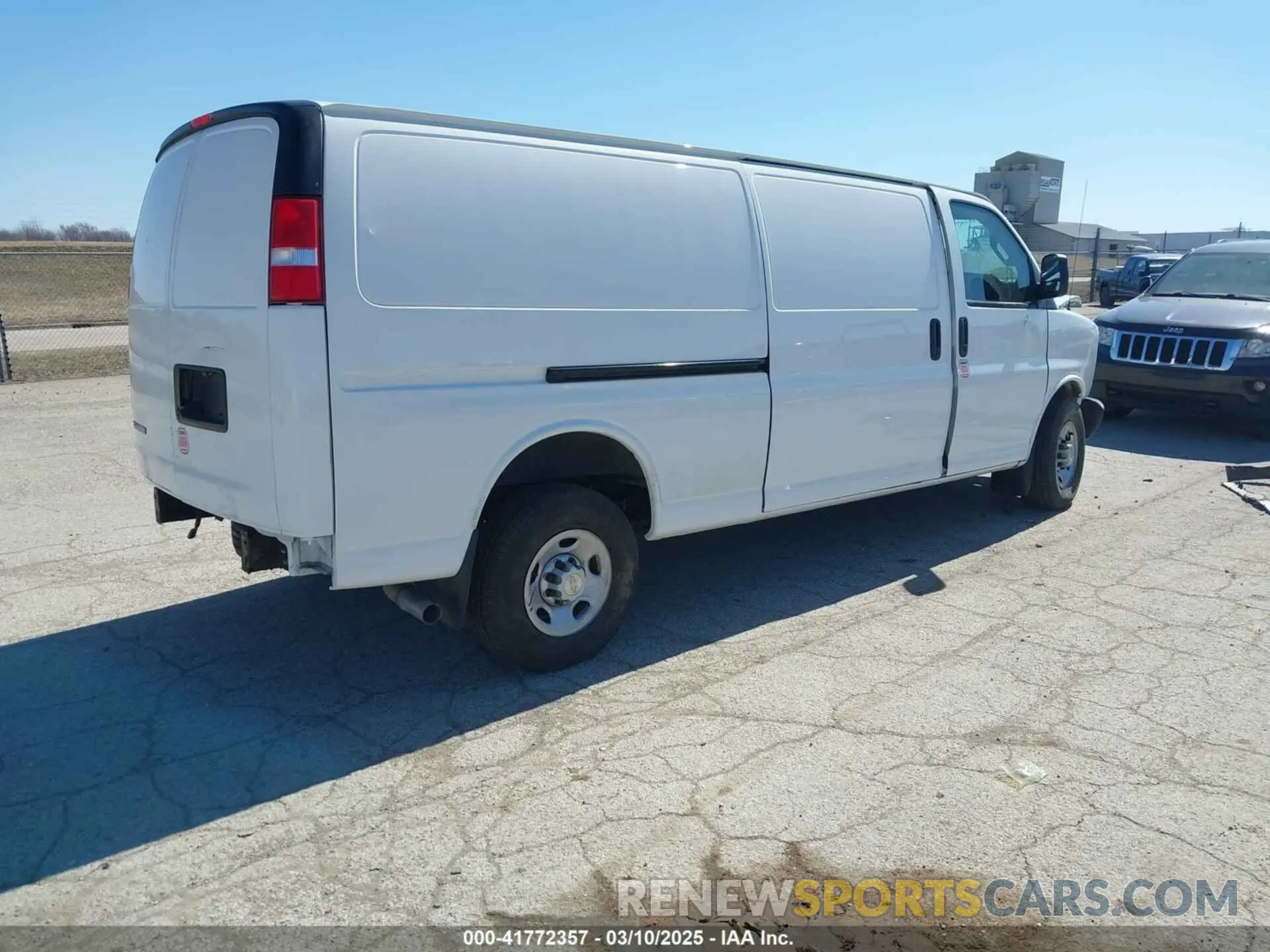 4 fotografías del automóvil dañado 1GCZGHFP5P1138630 CHEVROLET EXPRESS CARGO 2023
