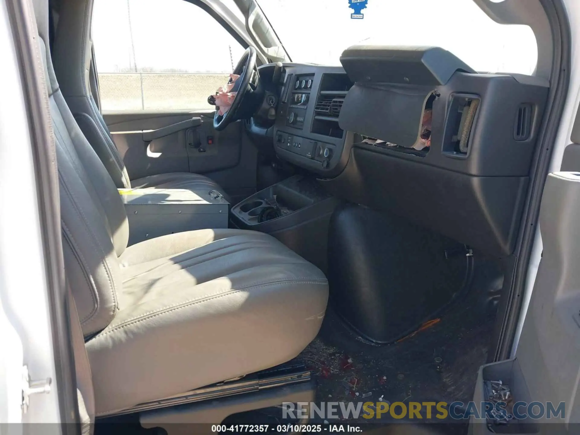 5 fotografías del automóvil dañado 1GCZGHFP5P1138630 CHEVROLET EXPRESS CARGO 2023