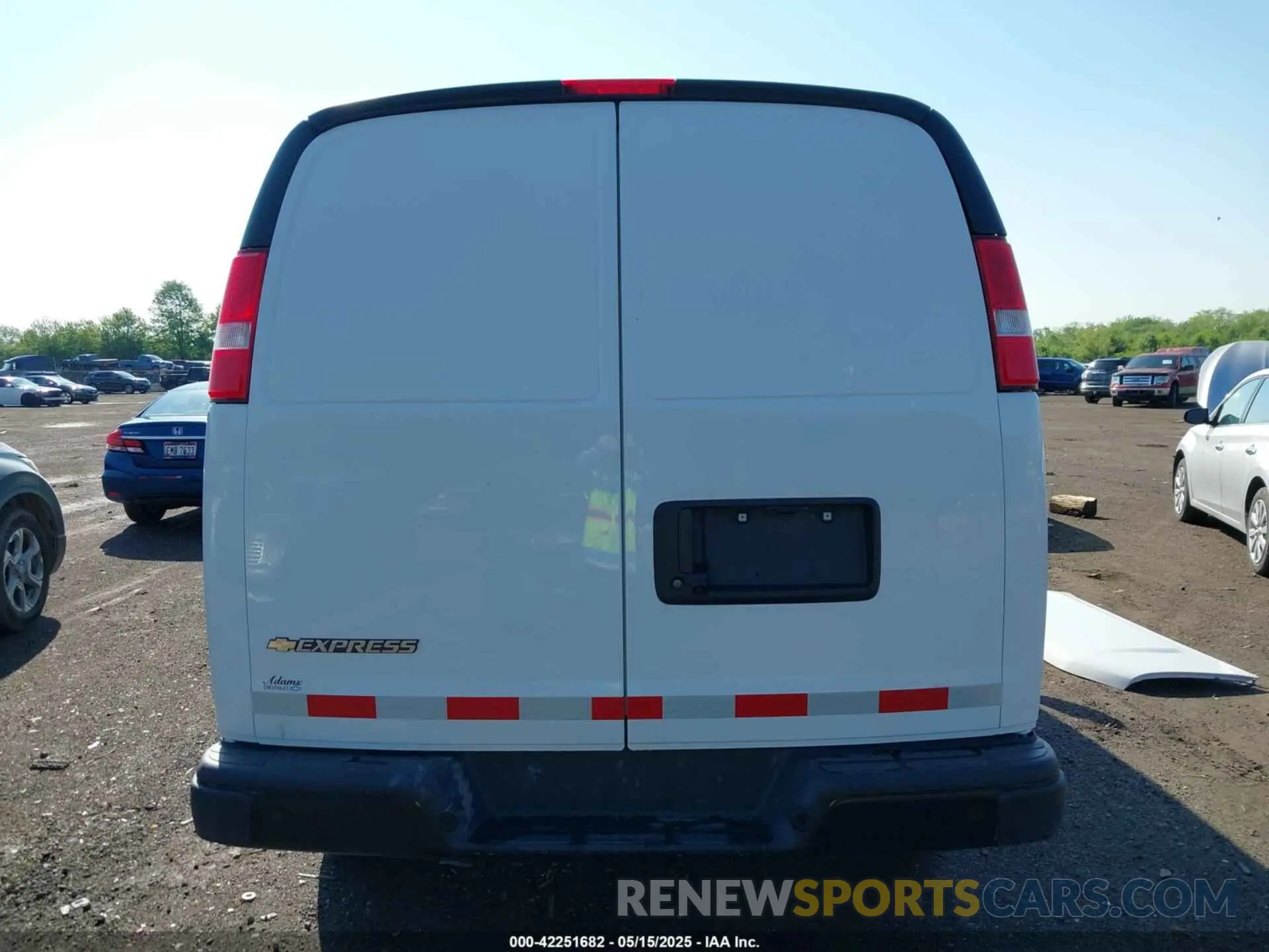 17 fotografías del automóvil dañado 1GCWGAFP0R1250412 CHEVROLET EXPRESS CARGO 2024