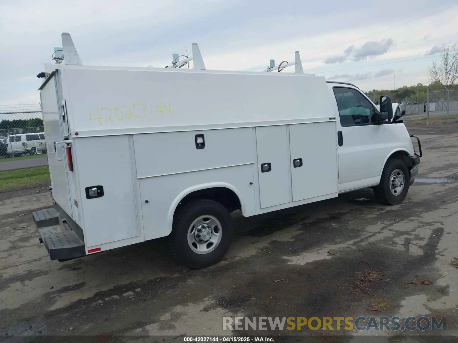 4 fotografías del automóvil dañado 1GB0GRF70N1271053 CHEVROLET EXPRESS CUTAWAY 2022
