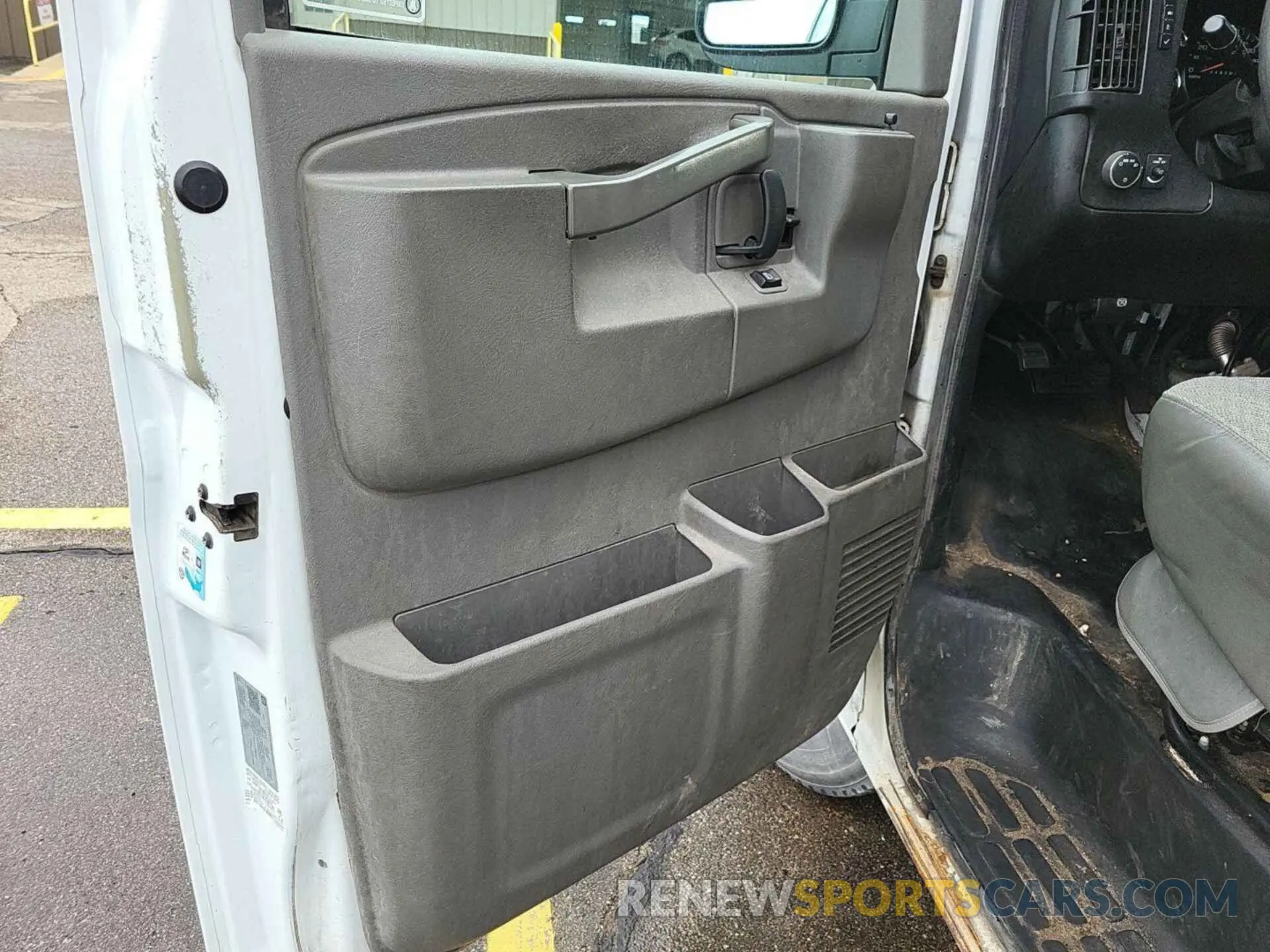 18 fotografías del automóvil dañado 1GCWGAF17K1220857 CHEVROLET EXPRESS G2500 2019