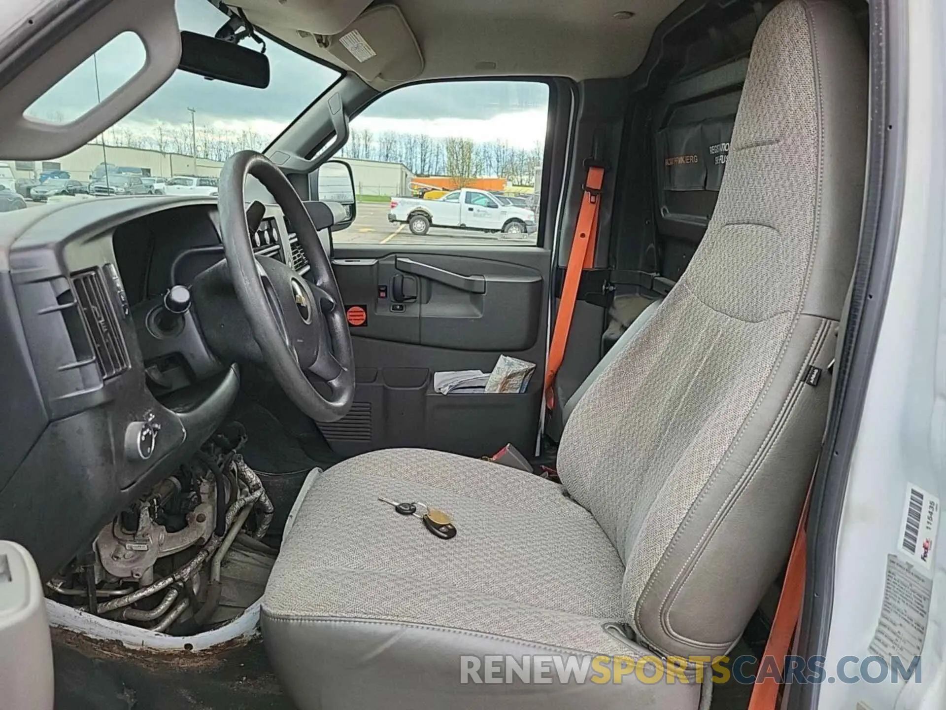 4 fotografías del automóvil dañado 1GCWGAF17K1220857 CHEVROLET EXPRESS G2500 2019
