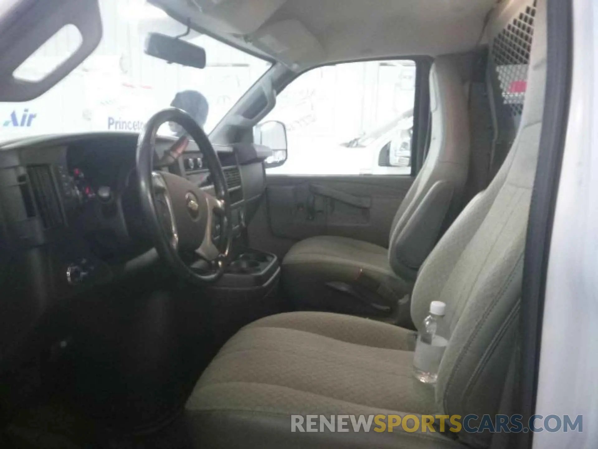 2 fotografías del automóvil dañado 1GCWGAFG2K1328310 CHEVROLET EXPRESS G2500 2019