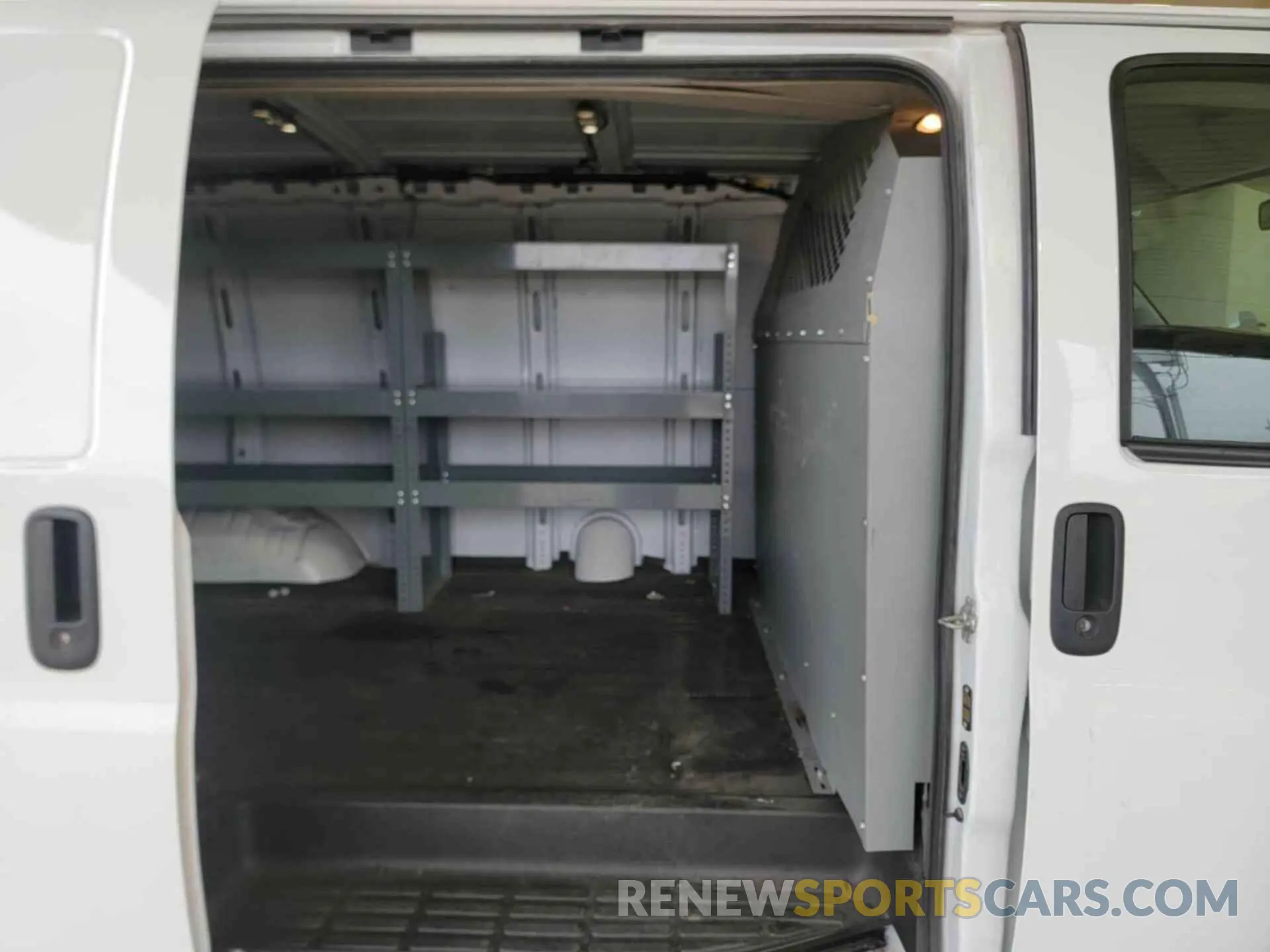 10 fotografías del automóvil dañado 1GCWGAFGXK1328281 CHEVROLET EXPRESS G2500 2019