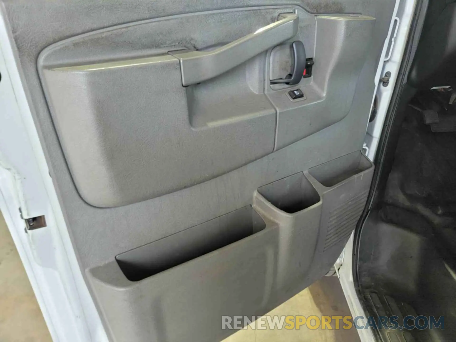 12 fotografías del automóvil dañado 1GCWGAFGXK1328281 CHEVROLET EXPRESS G2500 2019