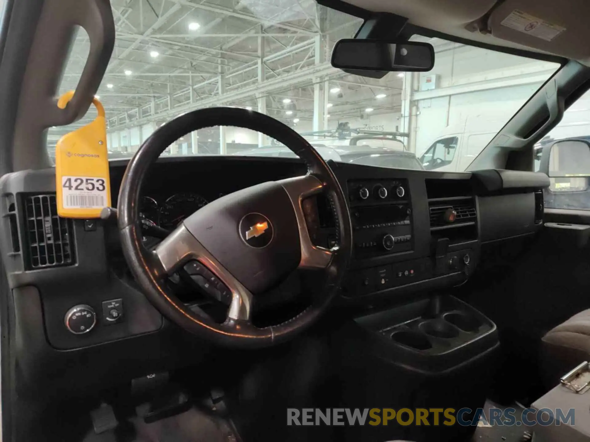 4 fotografías del automóvil dañado 1GCWGAFP4K1305062 CHEVROLET EXPRESS G2500 2019