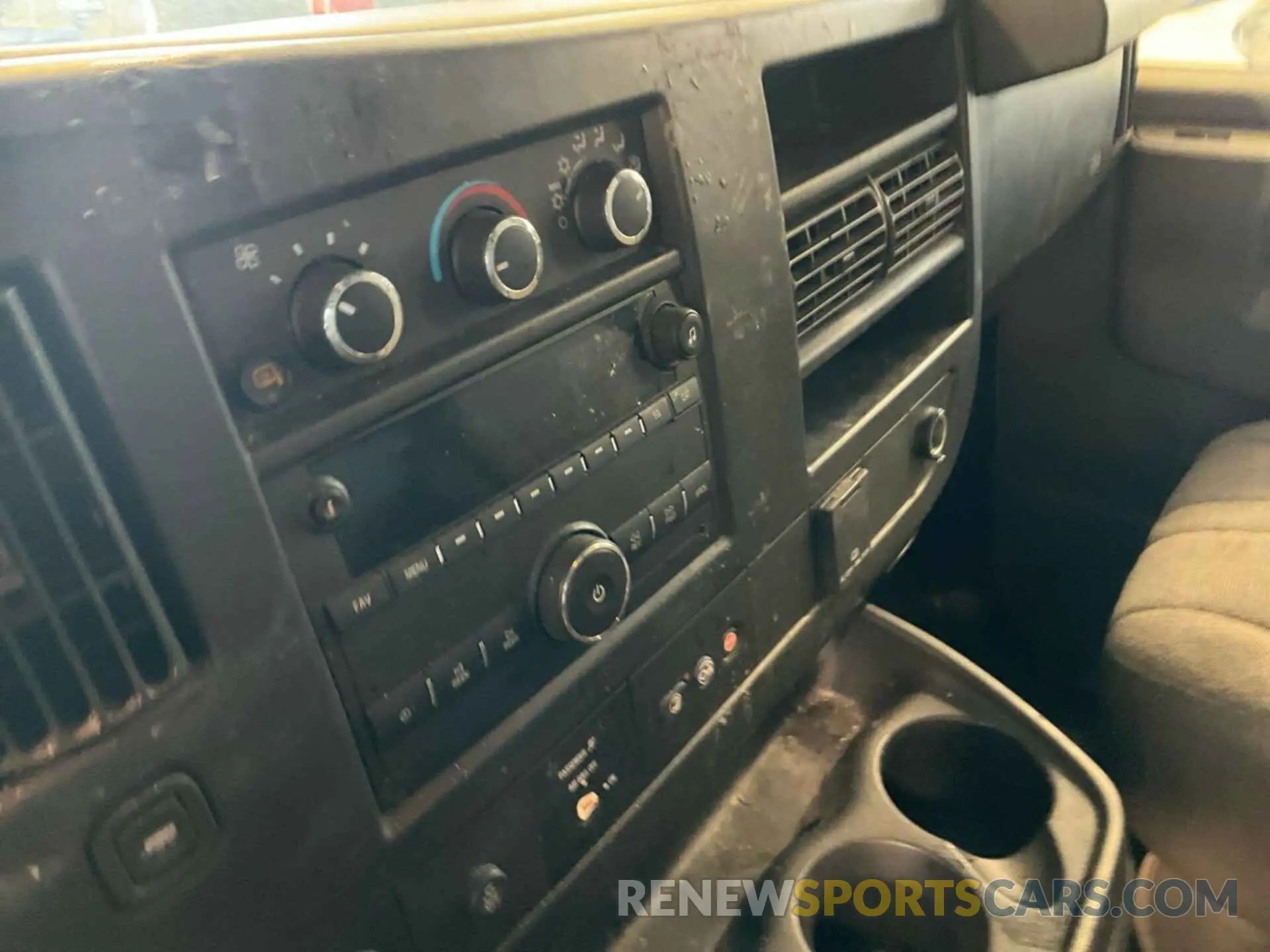 24 fotografías del automóvil dañado 1GCWGAFG5L1160695 CHEVROLET EXPRESS G2500 2020
